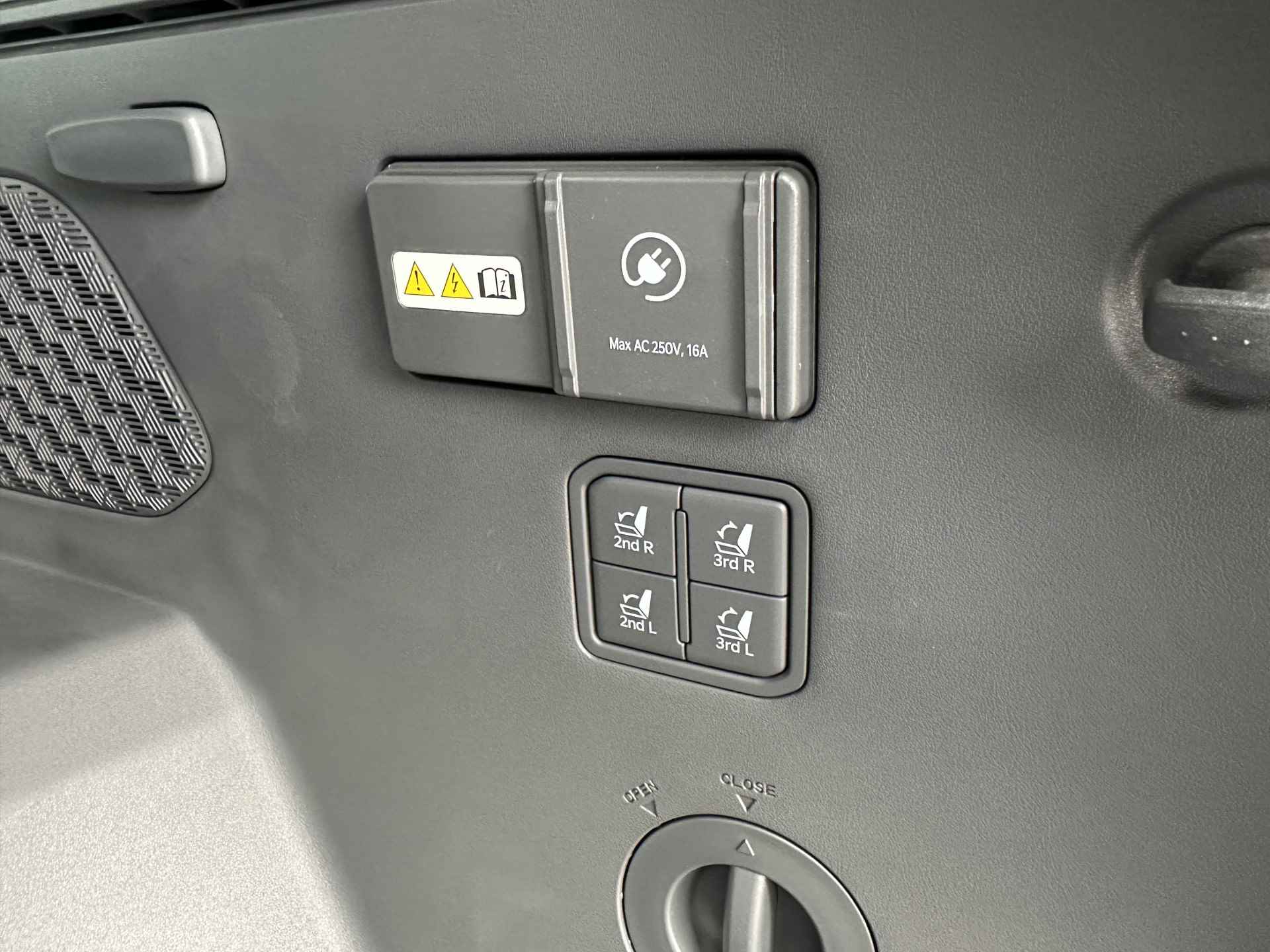 Kia EV9 Launch Edition GT-Line AWD 100 kWh - Uit voorraad leverbaar - Navigatiesysteem 12,3 inch scherm - Batterijverwarming - Digitale Key - Head-up display - Bi-directioneel laden & Slimladen (V2G/V2H) - Fabrieksgarantie Tot 2030 - 20/63