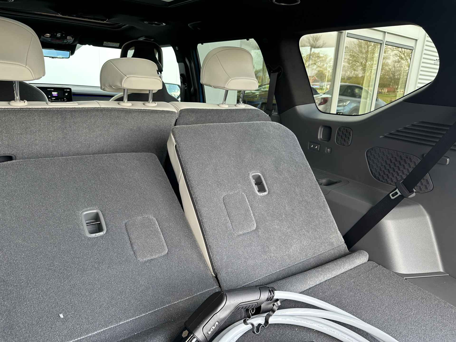 Kia EV9 Launch Edition GT-Line AWD 100 kWh - Uit voorraad leverbaar - Navigatiesysteem 12,3 inch scherm - Batterijverwarming - Digitale Key - Head-up display - Bi-directioneel laden & Slimladen (V2G/V2H) - Fabrieksgarantie Tot 2030 - 22/63
