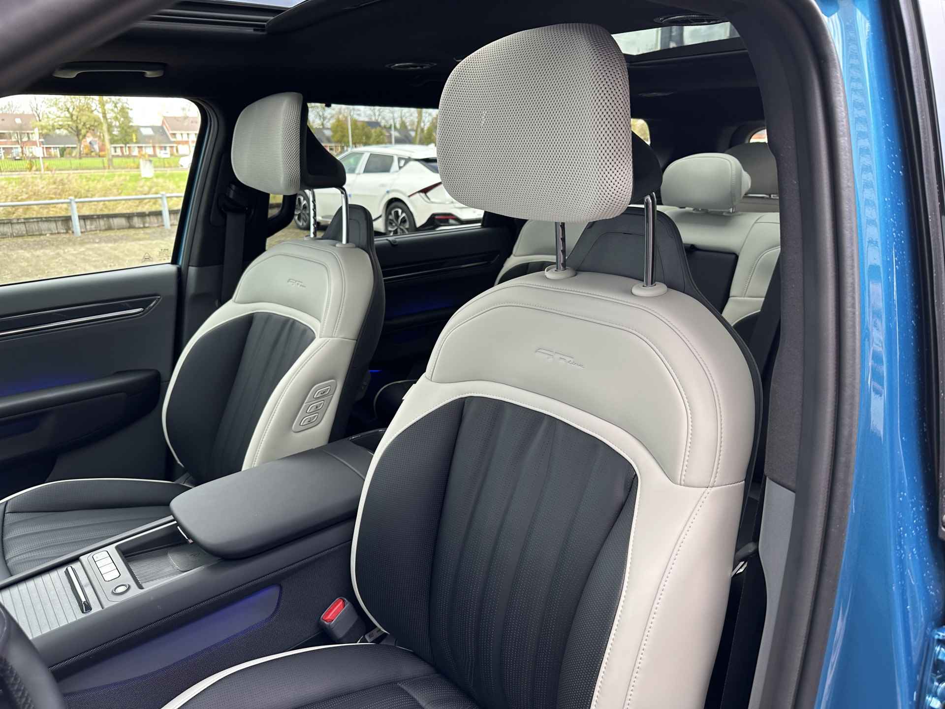 Kia EV9 Launch Edition GT-Line AWD 100 kWh - Uit voorraad leverbaar - Navigatiesysteem 12,3 inch scherm - Batterijverwarming - Digitale Key - Head-up display - Bi-directioneel laden & Slimladen (V2G/V2H) - Fabrieksgarantie Tot 2030 - 28/63