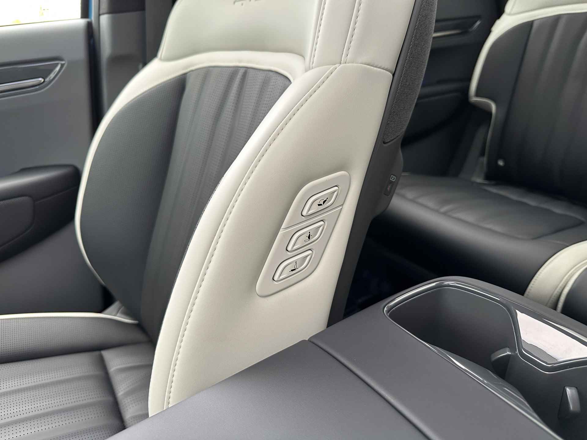 Kia EV9 Launch Edition GT-Line AWD 100 kWh - Uit voorraad leverbaar - Navigatiesysteem 12,3 inch scherm - Batterijverwarming - Digitale Key - Head-up display - Bi-directioneel laden & Slimladen (V2G/V2H) - Fabrieksgarantie Tot 2030 - 29/63