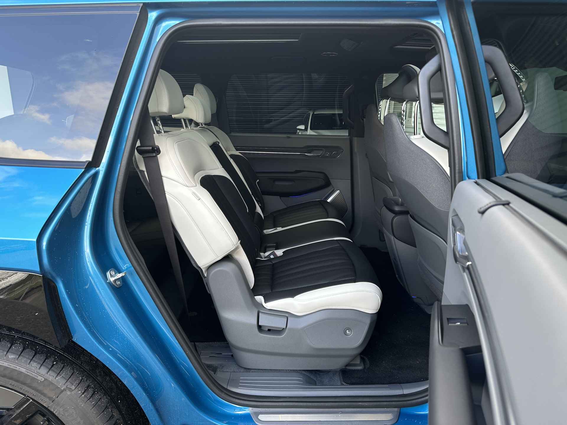 Kia EV9 Launch Edition GT-Line AWD 100 kWh - Uit voorraad leverbaar - Navigatiesysteem 12,3 inch scherm - Batterijverwarming - Digitale Key - Head-up display - Bi-directioneel laden & Slimladen (V2G/V2H) - Fabrieksgarantie Tot 2030 - 31/63