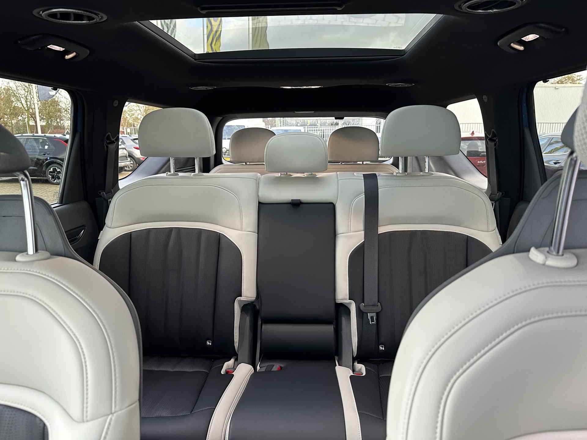 Kia EV9 Launch Edition GT-Line AWD 100 kWh - Uit voorraad leverbaar - Navigatiesysteem 12,3 inch scherm - Batterijverwarming - Digitale Key - Head-up display - Bi-directioneel laden & Slimladen (V2G/V2H) - Fabrieksgarantie Tot 2030 - 39/63