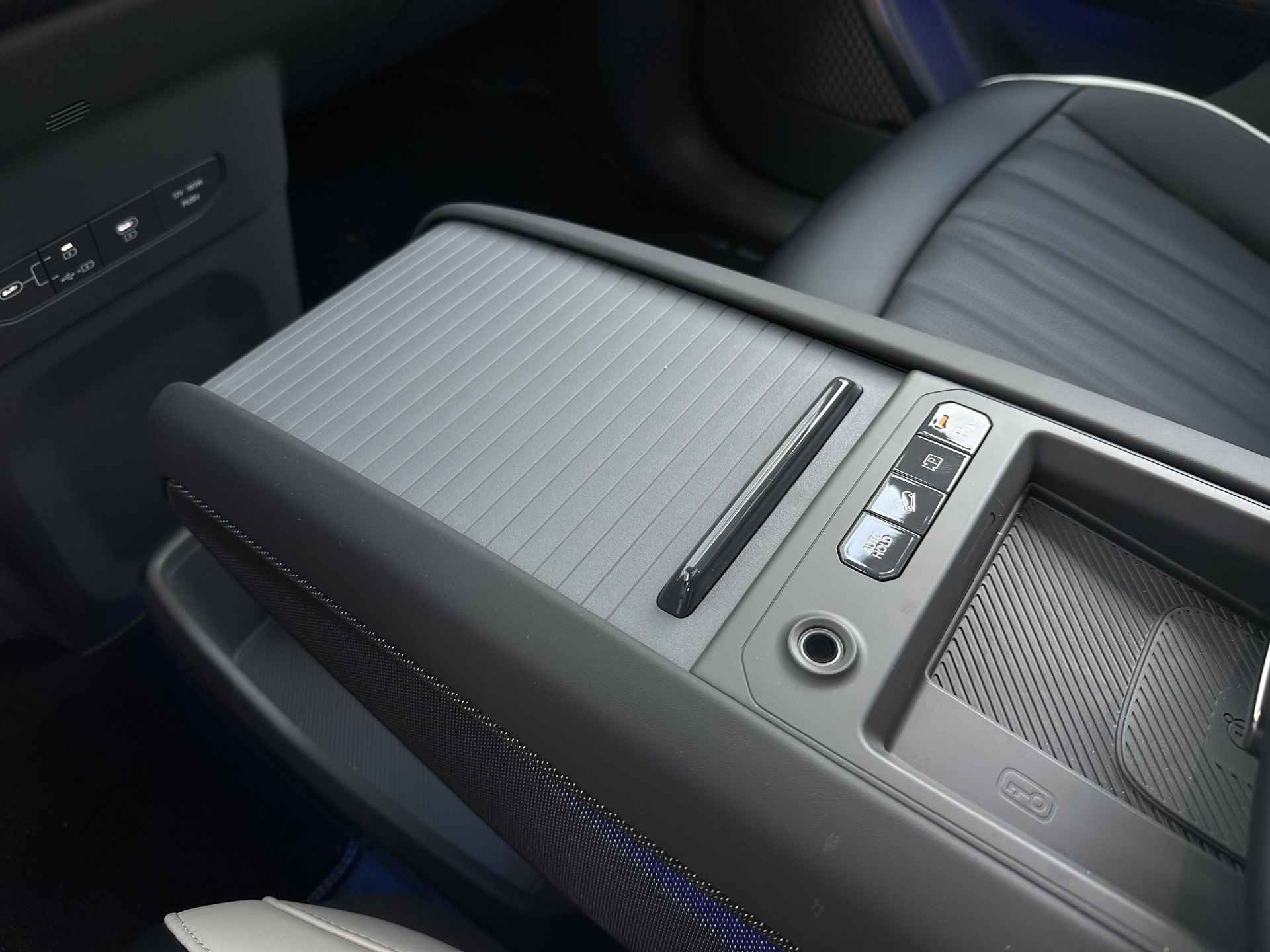 Kia EV9 Launch Edition GT-Line AWD 100 kWh - Uit voorraad leverbaar - Navigatiesysteem 12,3 inch scherm - Batterijverwarming - Digitale Key - Head-up display - Bi-directioneel laden & Slimladen (V2G/V2H) - Fabrieksgarantie Tot 2030 - 41/63
