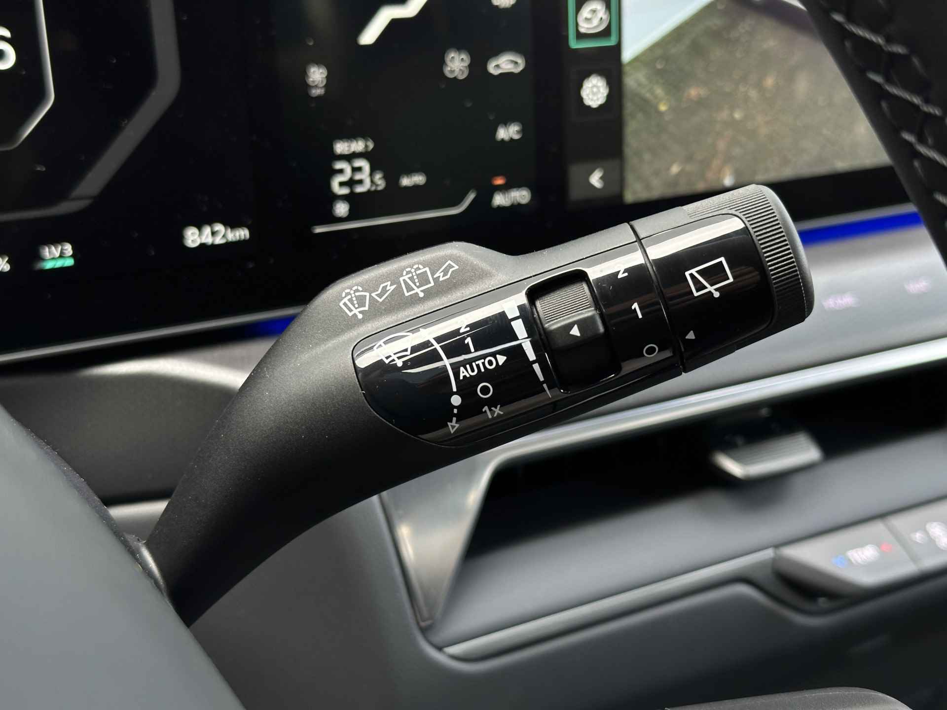 Kia EV9 Launch Edition GT-Line AWD 100 kWh - Uit voorraad leverbaar - Navigatiesysteem 12,3 inch scherm - Batterijverwarming - Digitale Key - Head-up display - Bi-directioneel laden & Slimladen (V2G/V2H) - Fabrieksgarantie Tot 2030 - 53/63