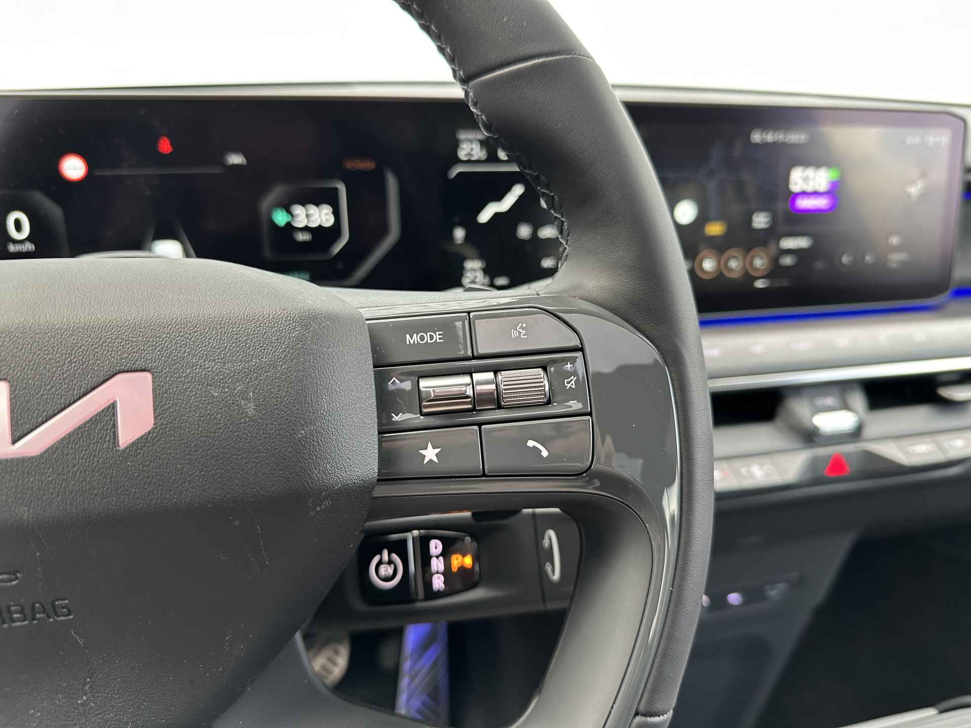 Kia EV9 Launch Edition GT-Line AWD 100 kWh - Uit voorraad leverbaar - Navigatiesysteem 12,3 inch scherm - Batterijverwarming - Digitale Key - Head-up display - Bi-directioneel laden & Slimladen (V2G/V2H) - Fabrieksgarantie Tot 2030 - 55/63