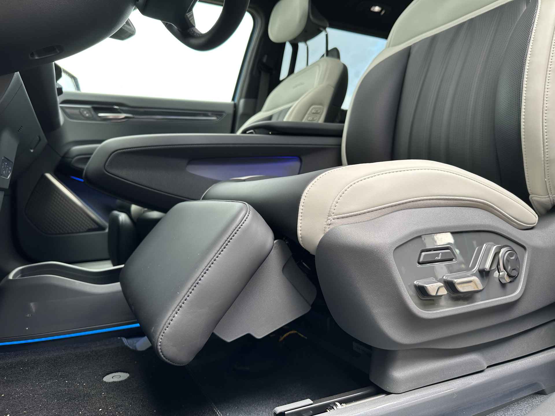 Kia EV9 Launch Edition GT-Line AWD 100 kWh - Uit voorraad leverbaar - Navigatiesysteem 12,3 inch scherm - Batterijverwarming - Digitale Key - Head-up display - Bi-directioneel laden & Slimladen (V2G/V2H) - Fabrieksgarantie Tot 2030 - 57/63