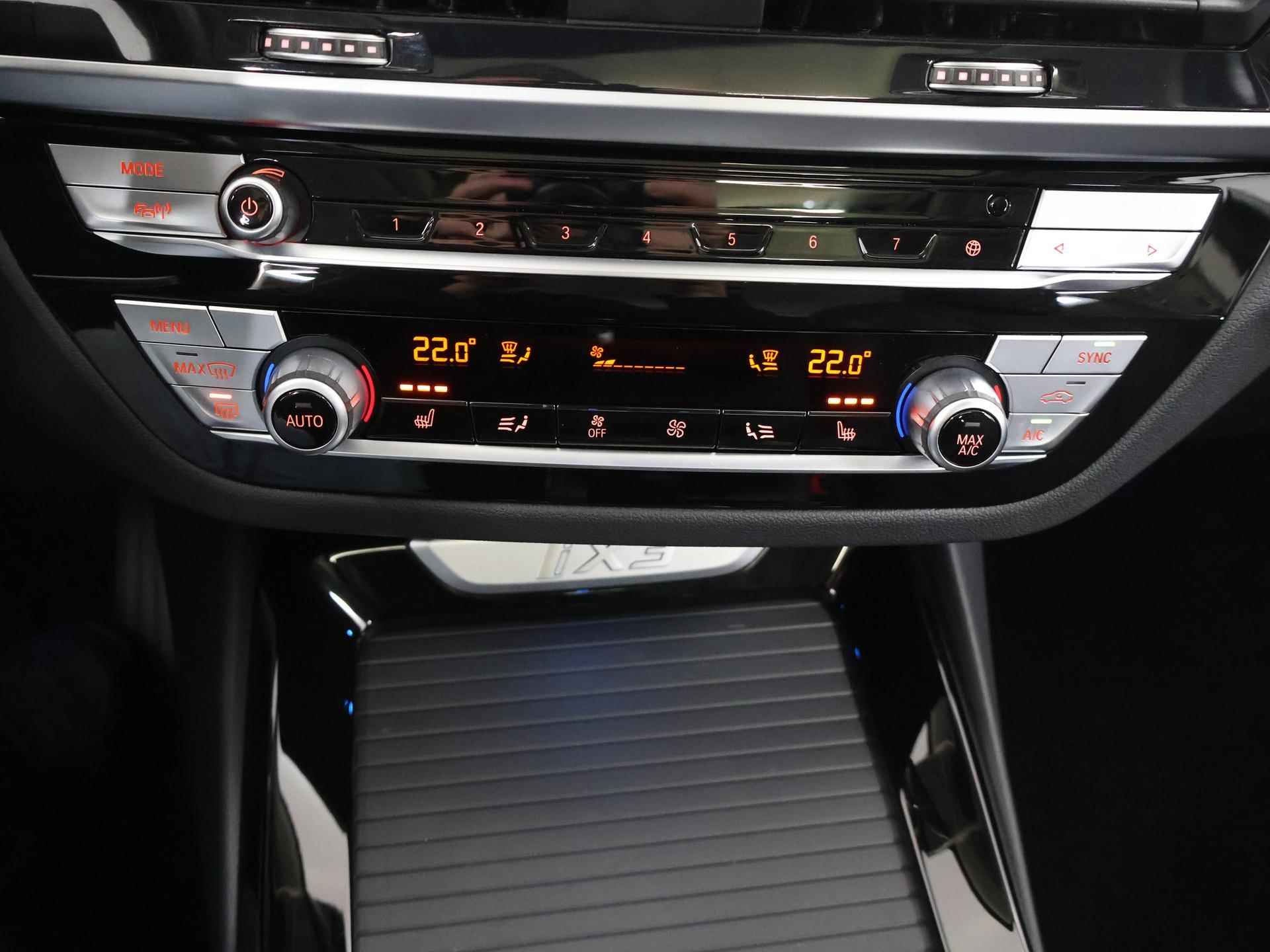 BMW iX3 Executive 80 kWh | Elektrisch verstelbare stoelen + geheugen | Digitaal Dashboard | Camera | Apple CarPlay | Navigatie | Stoelverwarming | Standkachel | Panoramadak | Adaptieve Cruise Control | Trekhaak | - 25/49