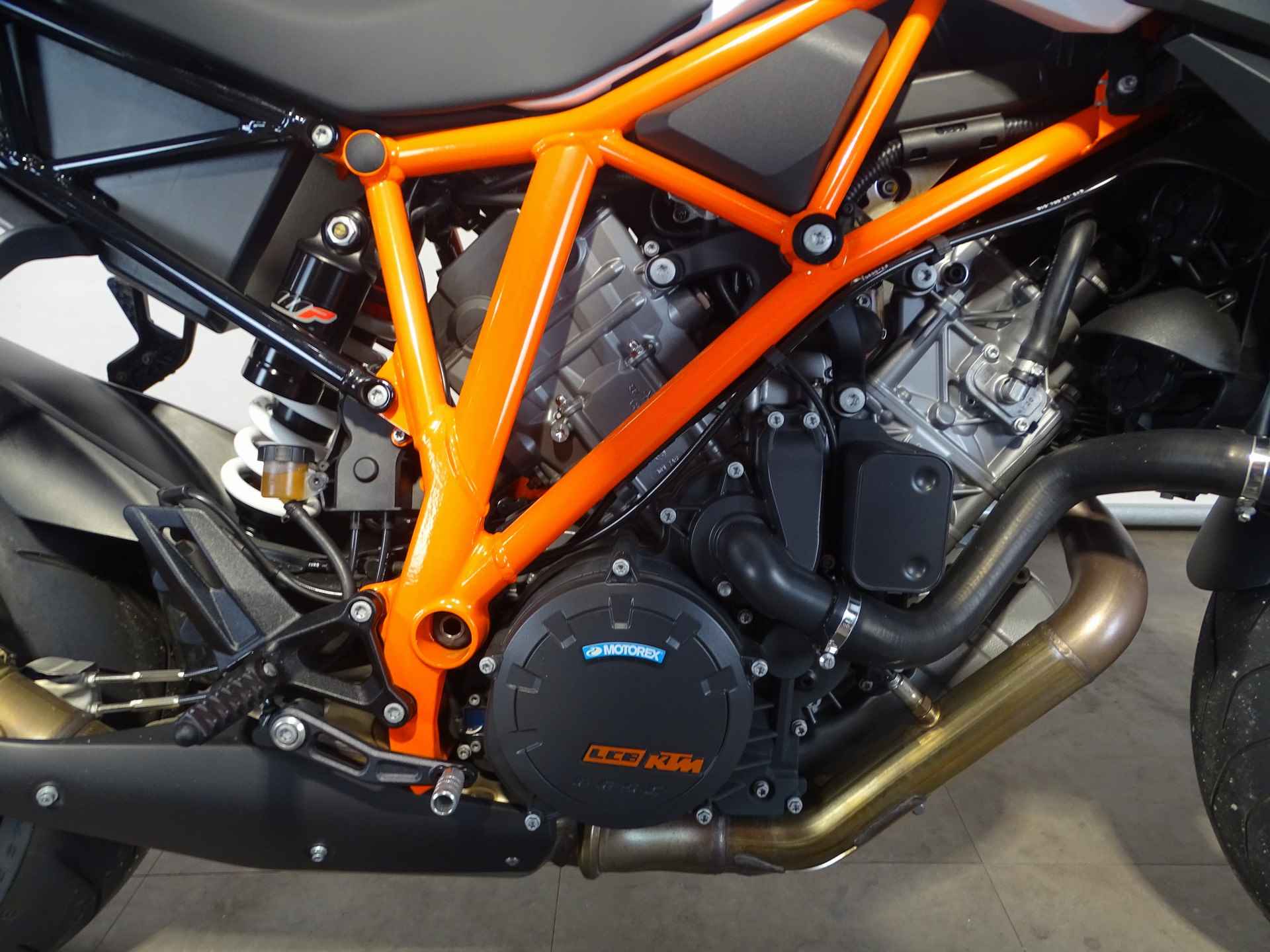 KTM 1290 SUPERDUKE R ABS - 4/9