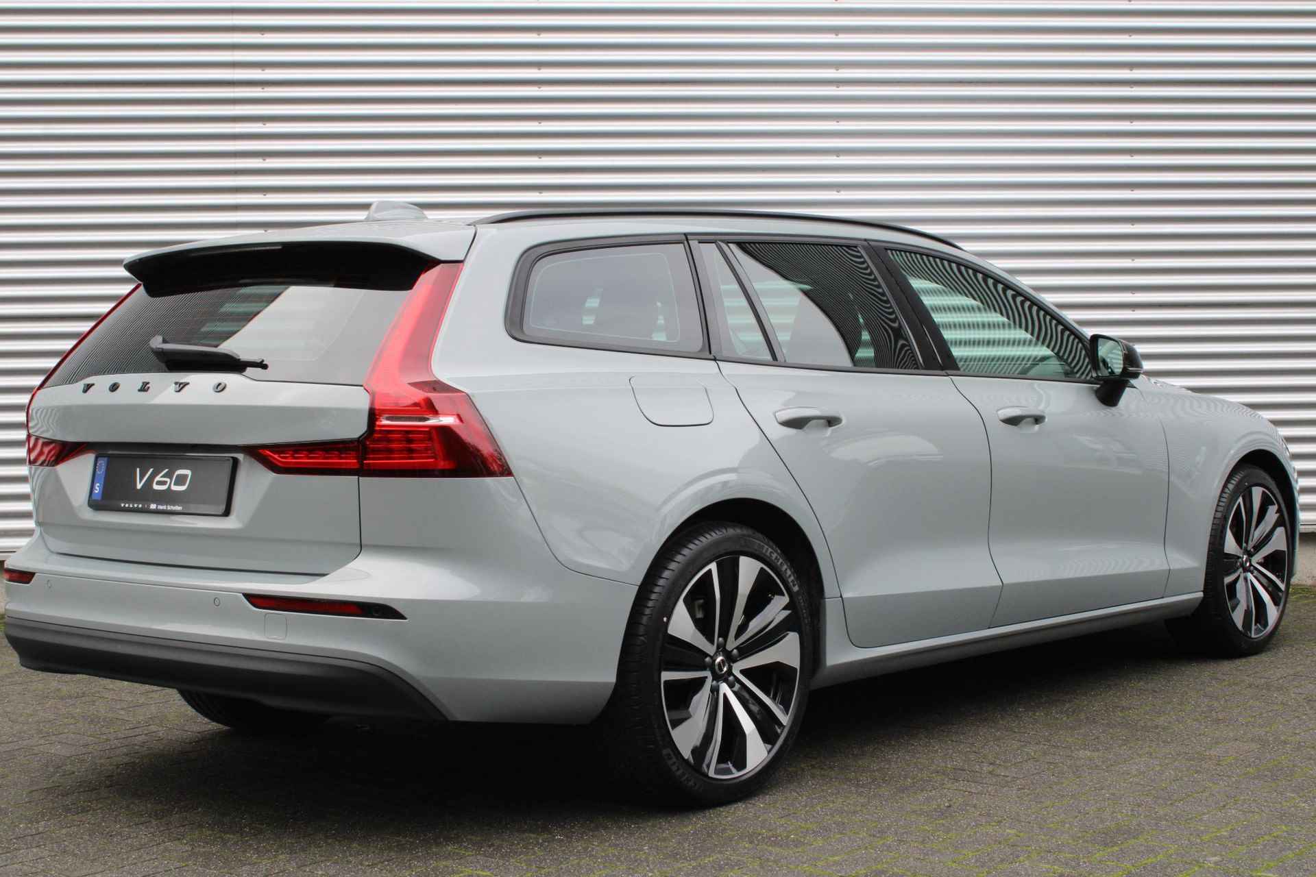 Volvo V60 B4 Mild Hybrid AUT7 197PK Essential Edition, Sport Pack, Glossy Black Grille & Belettering Achterklep, Getinte Ramen Achter, 19" Lichtmetalen Velgen, Adaptieve Cruise Control Met Pilot Assist, BLIS Dodehoekdetectie, Lederen Bekleding, Elektrisch Bedienbare Lendensteunen Met 2-weg Verstelling, Stoelverwarming Voor & Achter, Stuurverwarming, Parkeersensoren Voor & Achter incl. Achteruitrijcamera, Noodreservewiel - 3/26