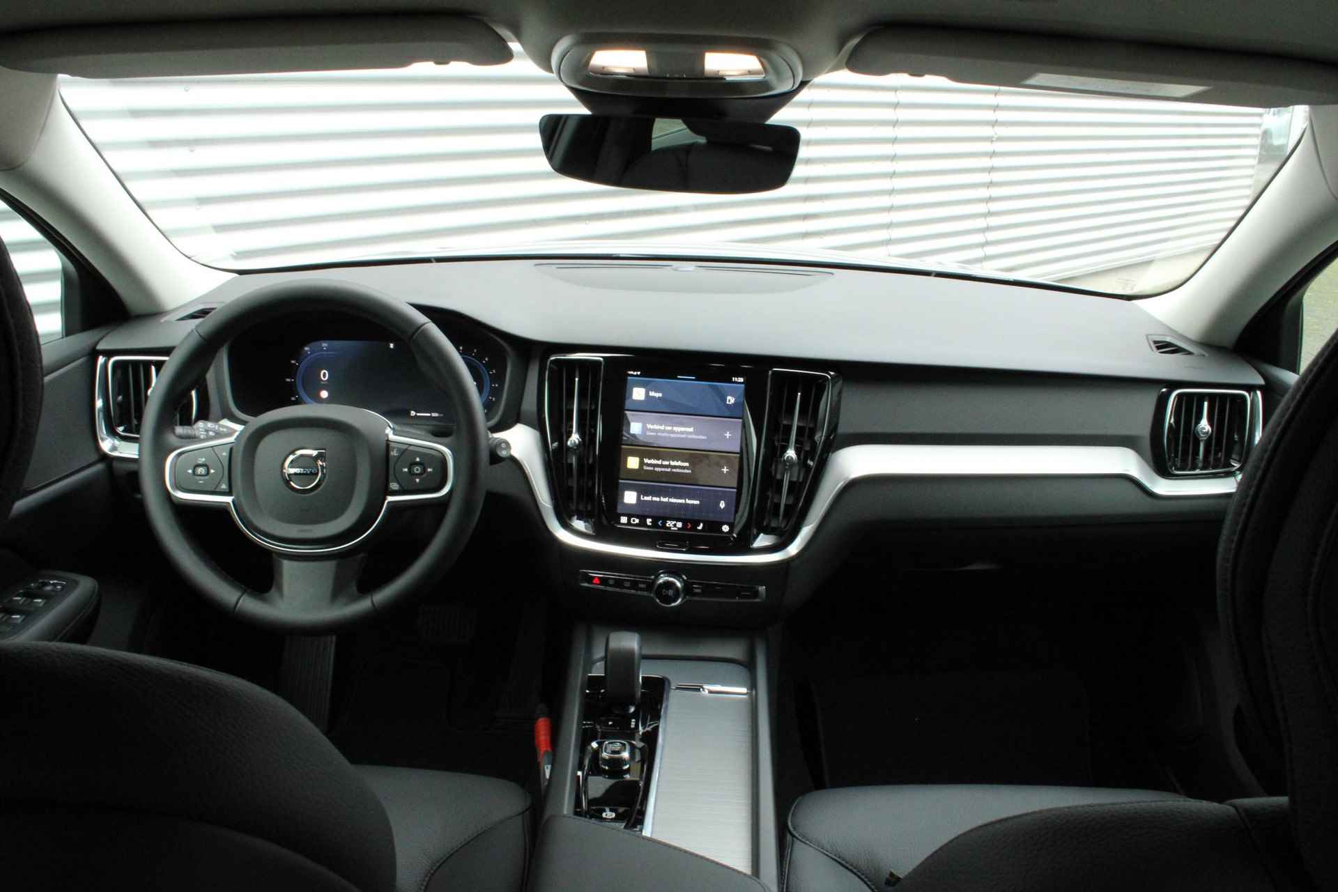 Volvo V60 B4 Mild Hybrid AUT7 197PK Essential Edition, Sport Pack, Glossy Black Grille & Belettering Achterklep, Getinte Ramen Achter, 19" Lichtmetalen Velgen, Adaptieve Cruise Control Met Pilot Assist, BLIS Dodehoekdetectie, Lederen Bekleding, Elektrisch Bedienbare Lendensteunen Met 2-weg Verstelling, Stoelverwarming Voor & Achter, Stuurverwarming, Parkeersensoren Voor & Achter incl. Achteruitrijcamera, Noodreservewiel - 5/26