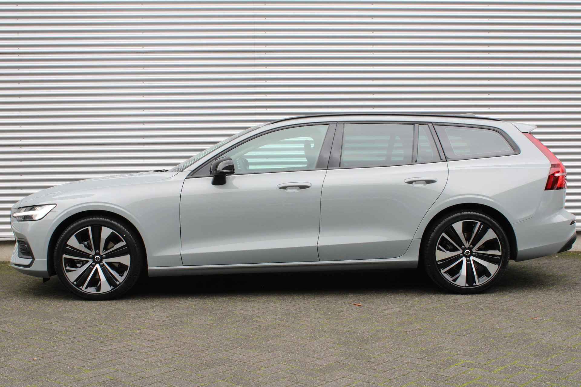 Volvo V60 B4 Mild Hybrid AUT7 197PK Essential Edition, Sport Pack, Glossy Black Grille & Belettering Achterklep, Getinte Ramen Achter, 19" Lichtmetalen Velgen, Adaptieve Cruise Control Met Pilot Assist, BLIS Dodehoekdetectie, Lederen Bekleding, Elektrisch Bedienbare Lendensteunen Met 2-weg Verstelling, Stoelverwarming Voor & Achter, Stuurverwarming, Parkeersensoren Voor & Achter incl. Achteruitrijcamera, Noodreservewiel - 9/26