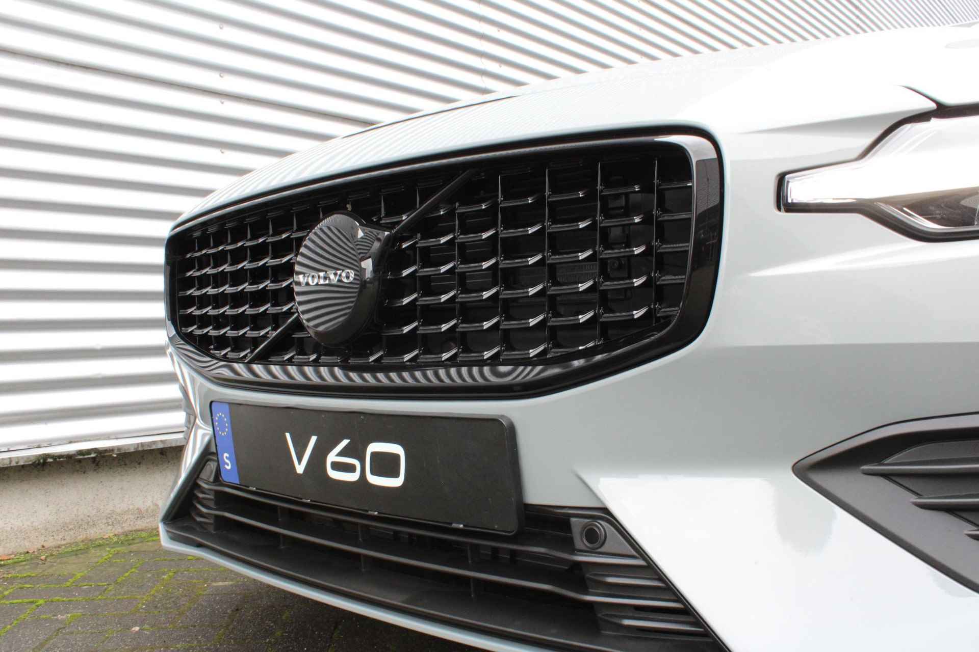 Volvo V60 B4 Mild Hybrid AUT7 197PK Essential Edition, Sport Pack, Glossy Black Grille & Belettering Achterklep, Getinte Ramen Achter, 19" Lichtmetalen Velgen, Adaptieve Cruise Control Met Pilot Assist, BLIS Dodehoekdetectie, Lederen Bekleding, Elektrisch Bedienbare Lendensteunen Met 2-weg Verstelling, Stoelverwarming Voor & Achter, Stuurverwarming, Parkeersensoren Voor & Achter incl. Achteruitrijcamera, Noodreservewiel - 10/26