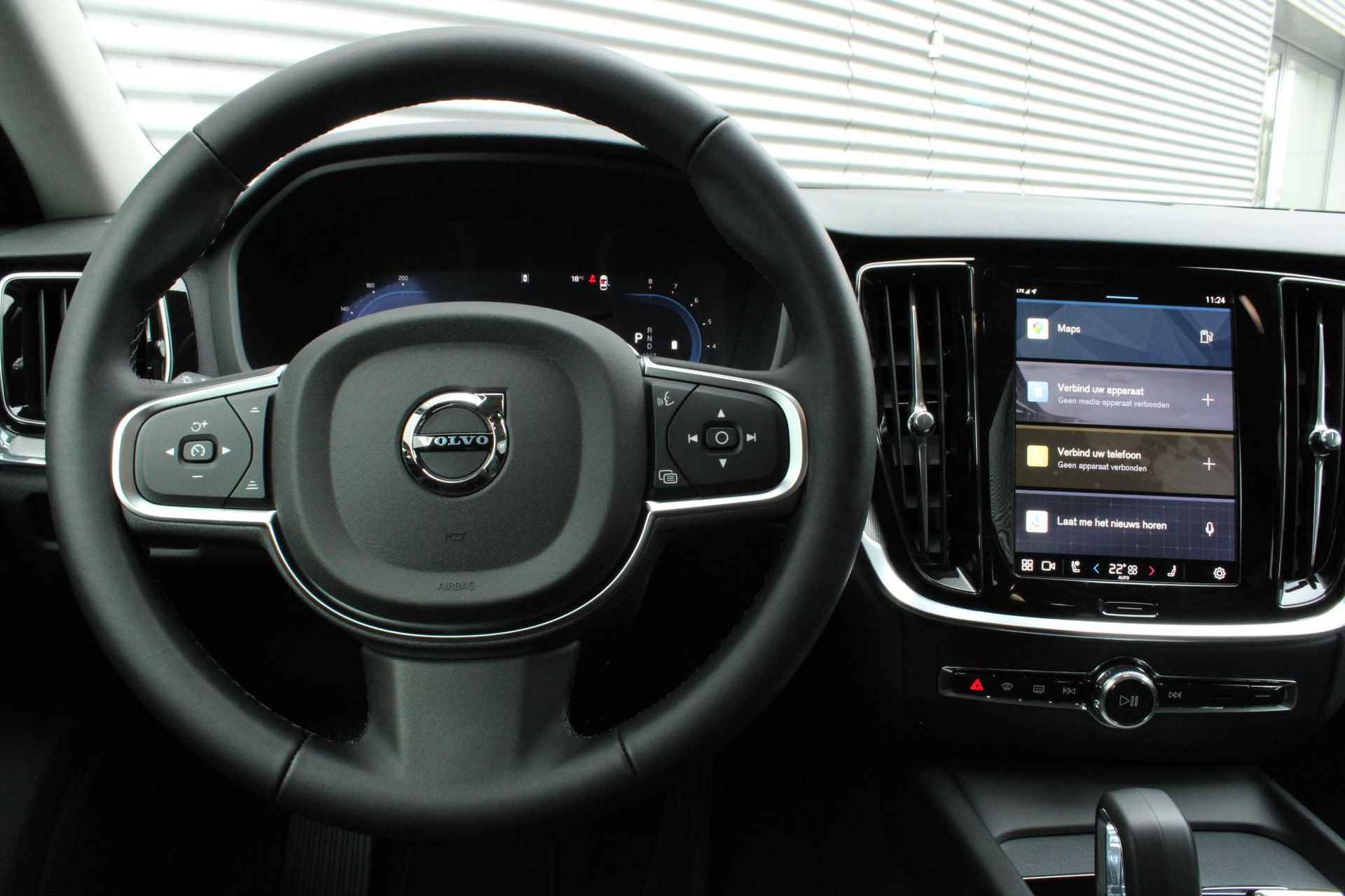 Volvo V60 B4 Mild Hybrid AUT7 197PK Essential Edition, Sport Pack, Glossy Black Grille & Belettering Achterklep, Getinte Ramen Achter, 19" Lichtmetalen Velgen, Adaptieve Cruise Control Met Pilot Assist, BLIS Dodehoekdetectie, Lederen Bekleding, Elektrisch Bedienbare Lendensteunen Met 2-weg Verstelling, Stoelverwarming Voor & Achter, Stuurverwarming, Parkeersensoren Voor & Achter incl. Achteruitrijcamera, Noodreservewiel - 11/26