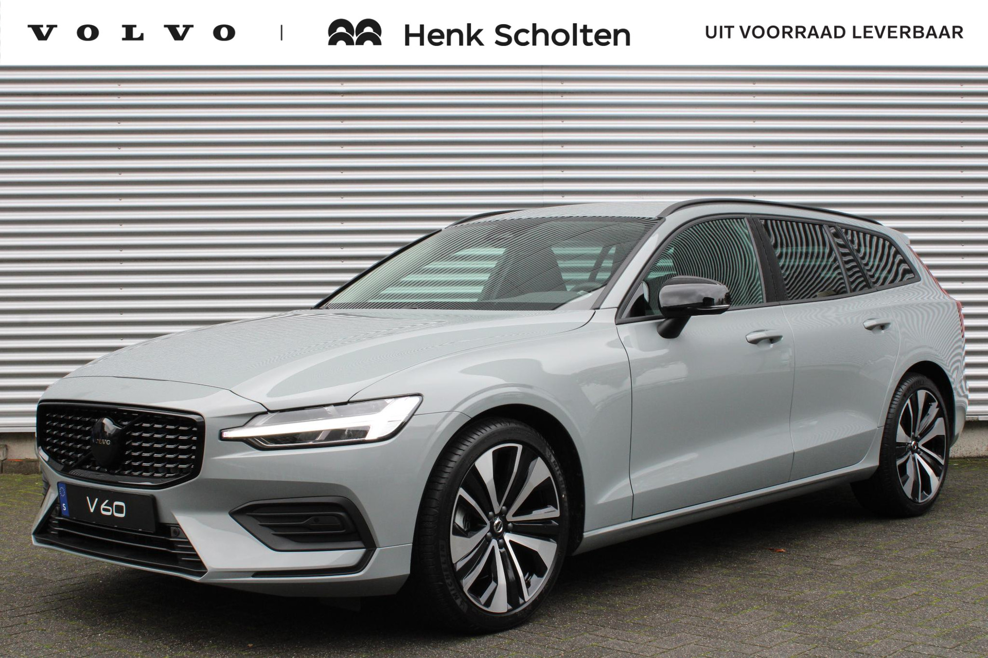 Volvo V60 B4 Mild Hybrid AUT7 197PK Essential Edition, Sport Pack, Glossy Black Grille & Belettering Achterklep, Getinte Ramen Achter, 19" Lichtmetalen Velgen, Adaptieve Cruise Control Met Pilot Assist, BLIS Dodehoekdetectie, Lederen Bekleding, Elektrisch Bedienbare Lendensteunen Met 2-weg Verstelling, Stoelverwarming Voor & Achter, Stuurverwarming, Parkeersensoren Voor & Achter incl. Achteruitrijcamera, Noodreservewiel