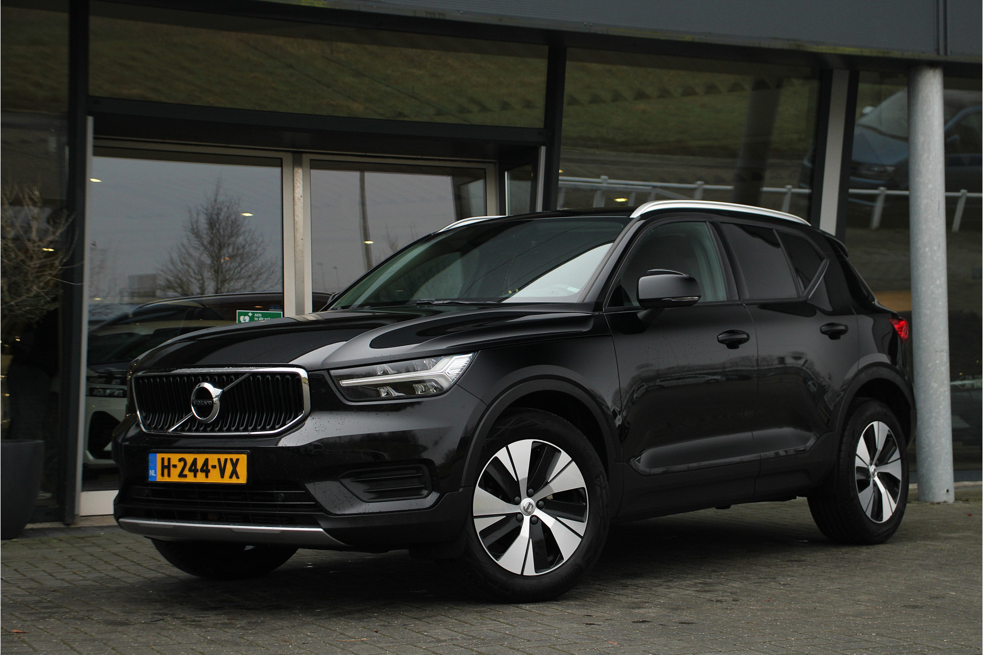 Volvo XC40 T3 Momentum Pro | Cruise Control | Parkeer-assistent | Stoelverwarming | 18-Inch | DAB | Getint Glas