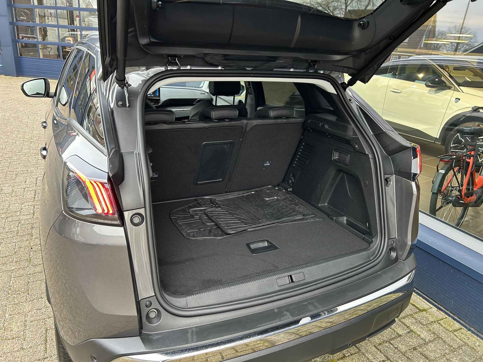 Peugeot 3008 Allure Pack 1.2 Turbo 130 PK | Zeer Complete Uitvoering | Automaat | Electrische Achterklep | Dodehoek detectie | Navigatie | Keyless entry | Stoelverwarming | LED | Parkeercamera | Climate Control. - 30/48