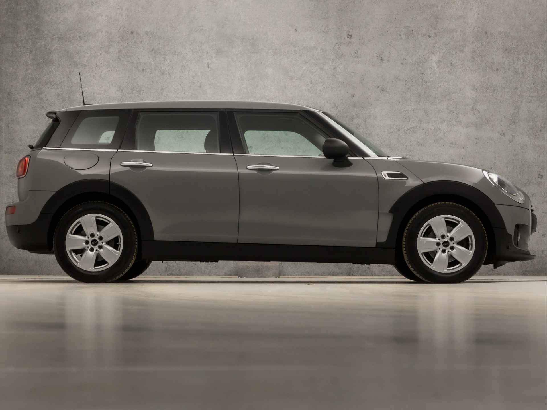 MINI Clubman 1.5 Luxury Automaat (SCHERM, BLUETOOTH, CRUISE, SPORTSTOELEN, PARKEERSENSOREN, NIEUWSTAAT) - 4/32