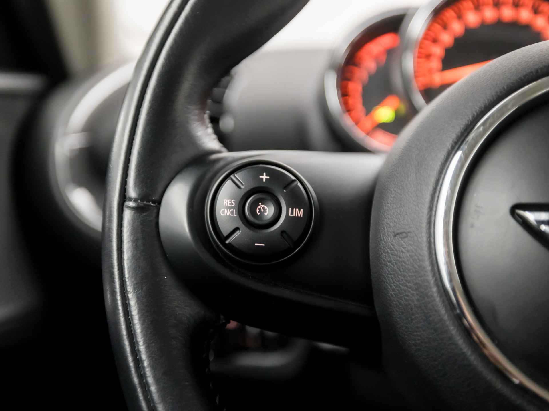 MINI Clubman 1.5 Sport Automaat (SCHERM, BLUETOOTH, CRUISE CONTROL, SPORTSTOELEN, PARKEERSENSOREN, NIEUWE APK, NIEUWSTAAT) - 16/30