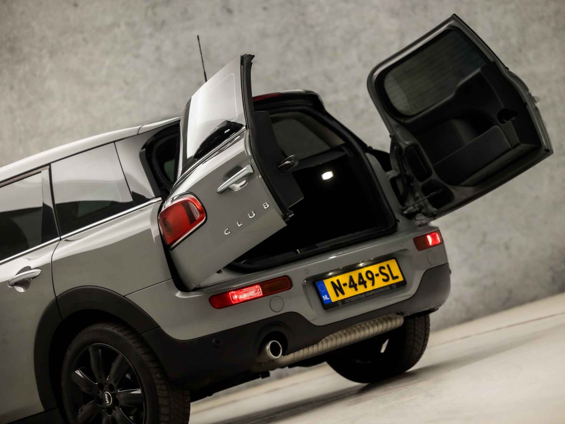 MINI Clubman 1.5 Sport Automaat (SCHERM, BLUETOOTH, CRUISE CONTROL, SPORTSTOELEN, PARKEERSENSOREN, NIEUWE APK, NIEUWSTAAT) - 26/30