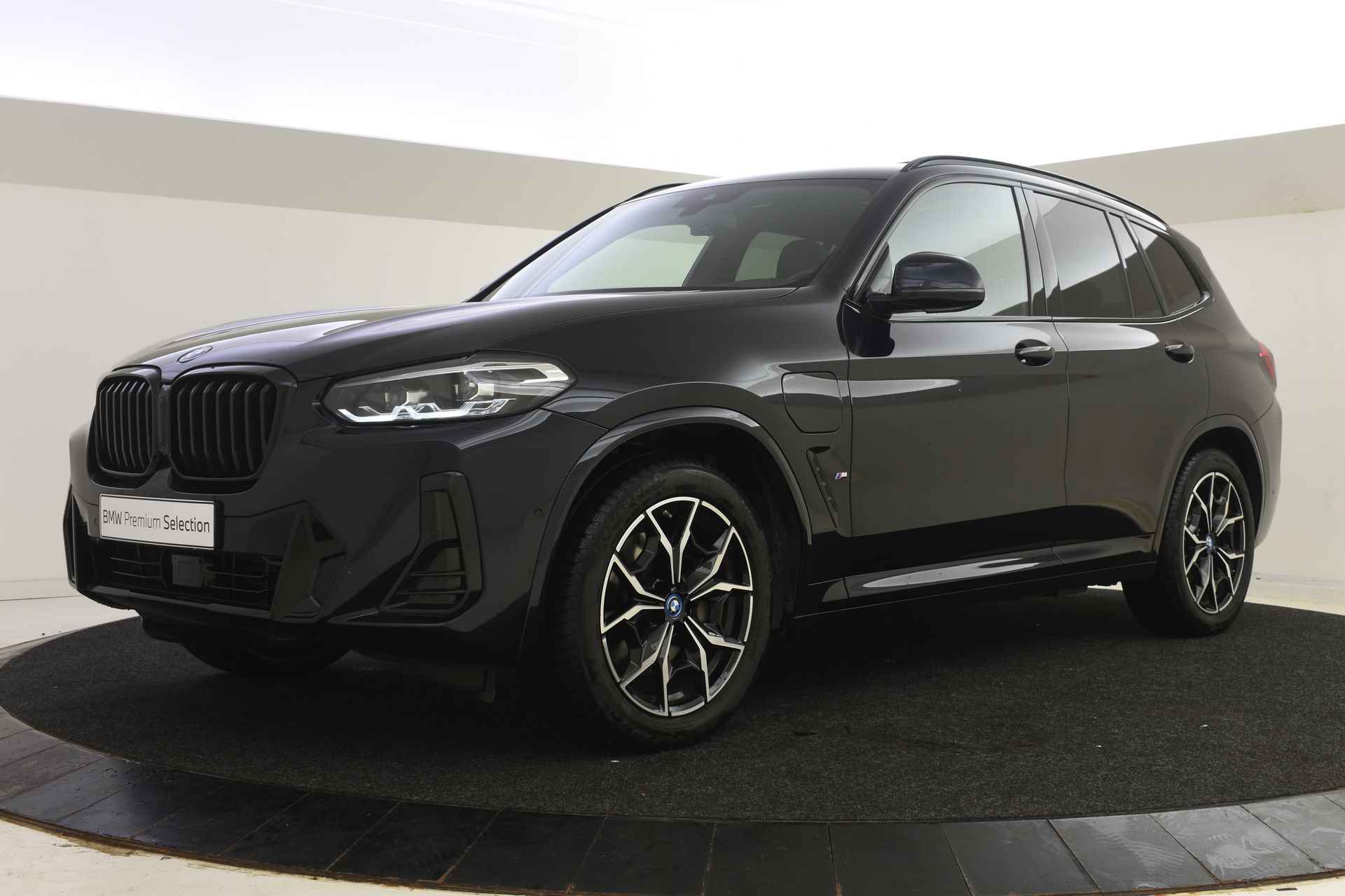 BMW X3 xDrive30e High Executive M Sport Automaat / Panoramadak / Sportstoelen / Stoelverwarming / LED / Parking Assistant / Active Cruise Control / Live Cockpit Professional - 1/37