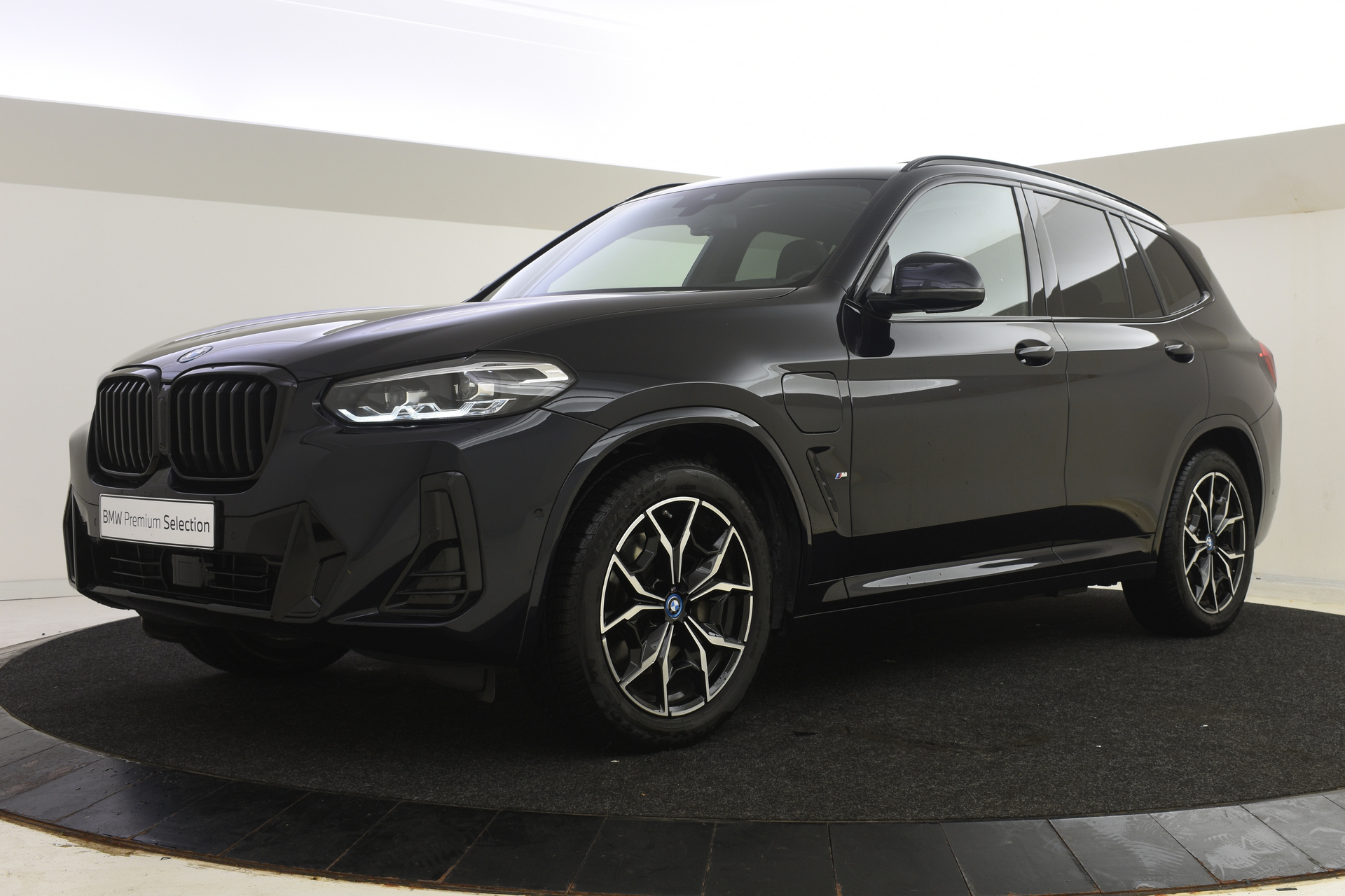 BMW X3 xDrive30e High Executive M Sport Automaat / Panoramadak / Sportstoelen / Stoelverwarming / LED / Parking Assistant / Active Cruise Control / Live Cockpit Professional