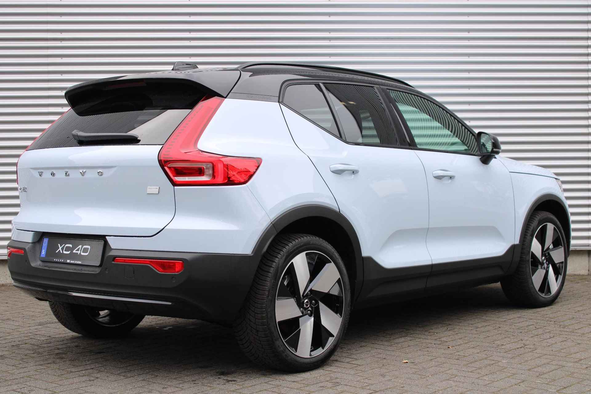 Volvo XC40 Single Motor Extended Range Plus 82 kWh Keyless Entry, Elektrische Achterklep, 19" Lichtmetalen Velgen, Extra Getint Glas , BLIS Dodehoekdetectie, Adaptieve Cruise Control Met Stuurhulp, Google Services, Apple Carplay, Stoelverwarming, Stuurverwarming, Park Assist Voor & Achter incl. Achteruitrijcamera - 2/20