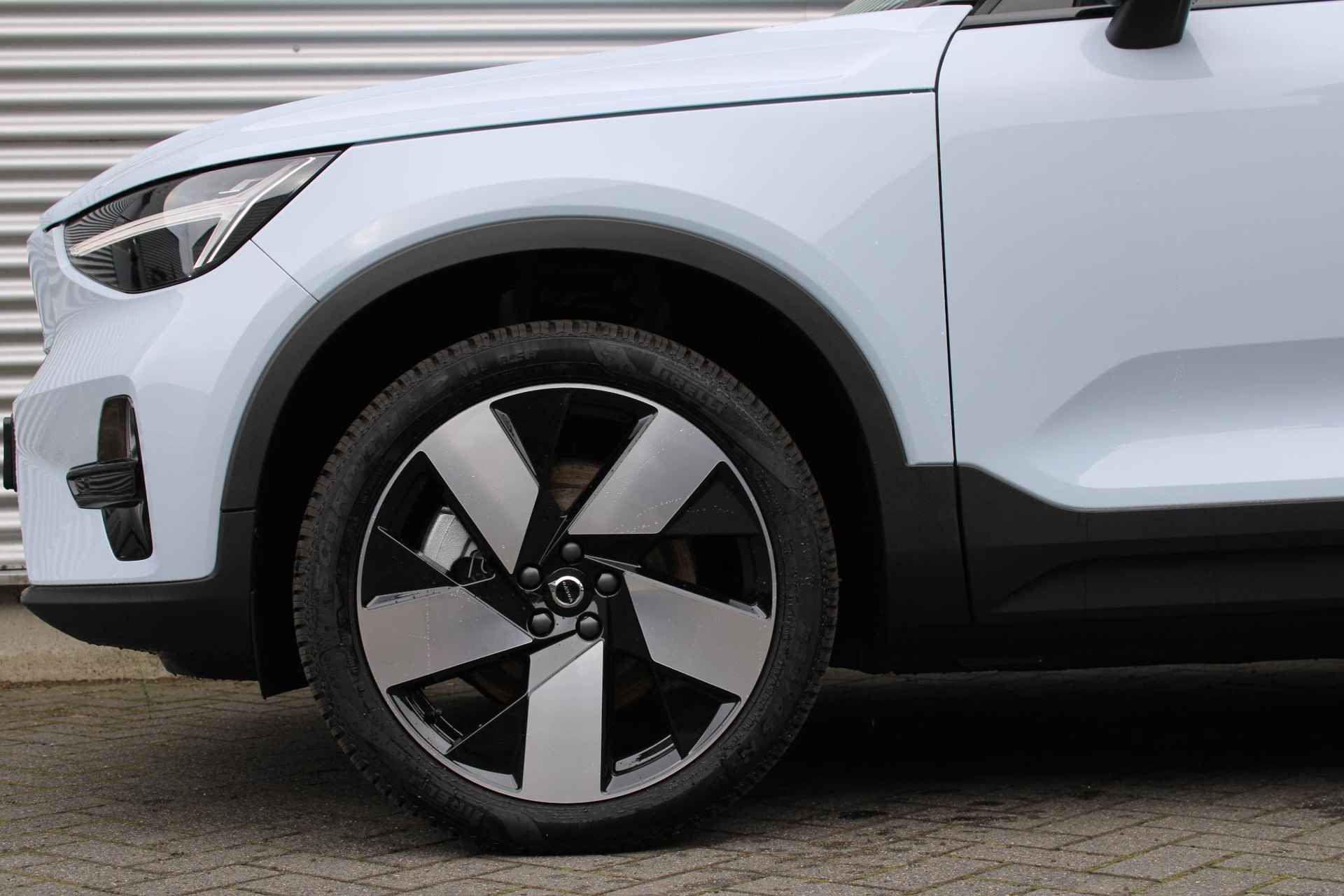 Volvo XC40 Single Motor Extended Range Plus 82 kWh Keyless Entry, Elektrische Achterklep, 19" Lichtmetalen Velgen, Extra Getint Glas , BLIS Dodehoekdetectie, Adaptieve Cruise Control Met Stuurhulp, Google Services, Apple Carplay, Stoelverwarming, Stuurverwarming, Park Assist Voor & Achter incl. Achteruitrijcamera - 6/20