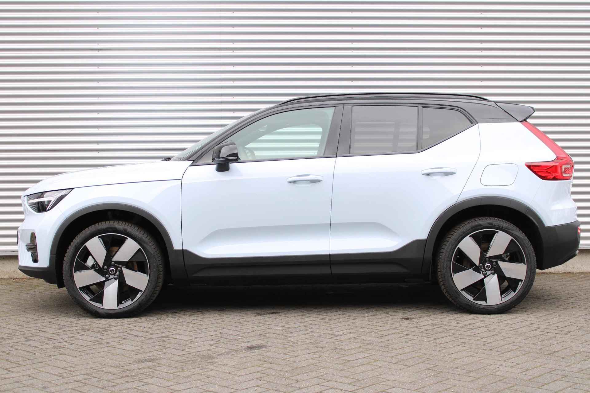 Volvo XC40 Single Motor Extended Range Plus 82 kWh Keyless Entry, Elektrische Achterklep, 19" Lichtmetalen Velgen, Extra Getint Glas , BLIS Dodehoekdetectie, Adaptieve Cruise Control Met Stuurhulp, Google Services, Apple Carplay, Stoelverwarming, Stuurverwarming, Park Assist Voor & Achter incl. Achteruitrijcamera - 7/20