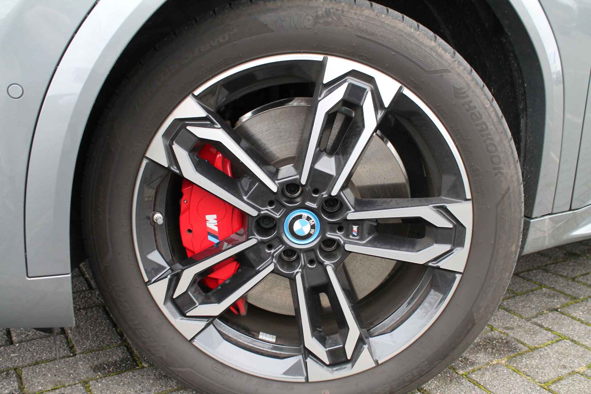 BMW iX2 eDrive20 High Executive M Sport / Trekhaak / M Adaptief onderstel / Sportstoelen / Stoelverwarming / Adaptieve LED / Parking Assistant Plus / Head-Up / Harman Kardon - 3/21