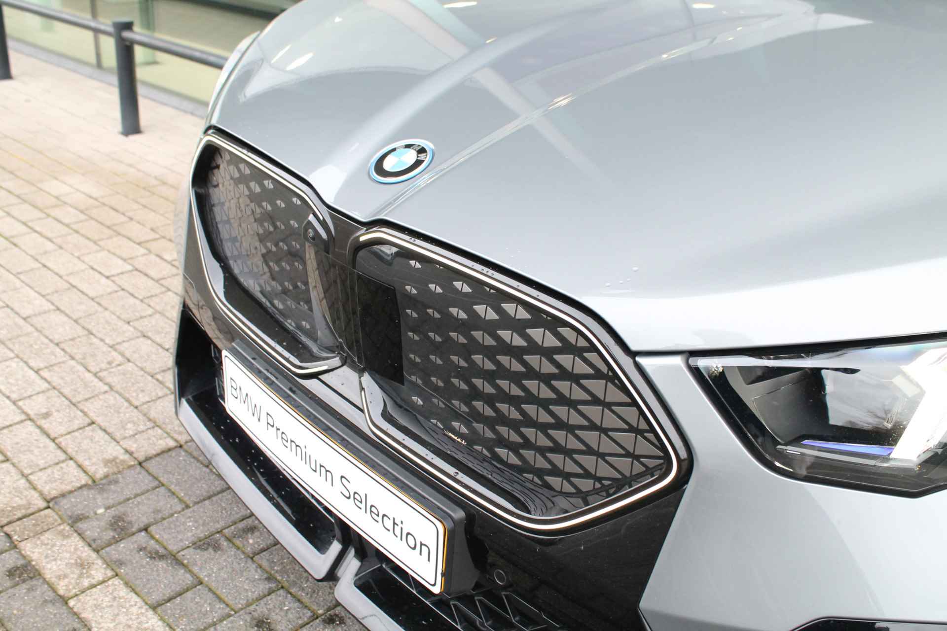 BMW iX2 eDrive20 High Executive M Sport / Trekhaak / M Adaptief onderstel / Sportstoelen / Stoelverwarming / Adaptieve LED / Parking Assistant Plus / Head-Up / Harman Kardon - 4/21