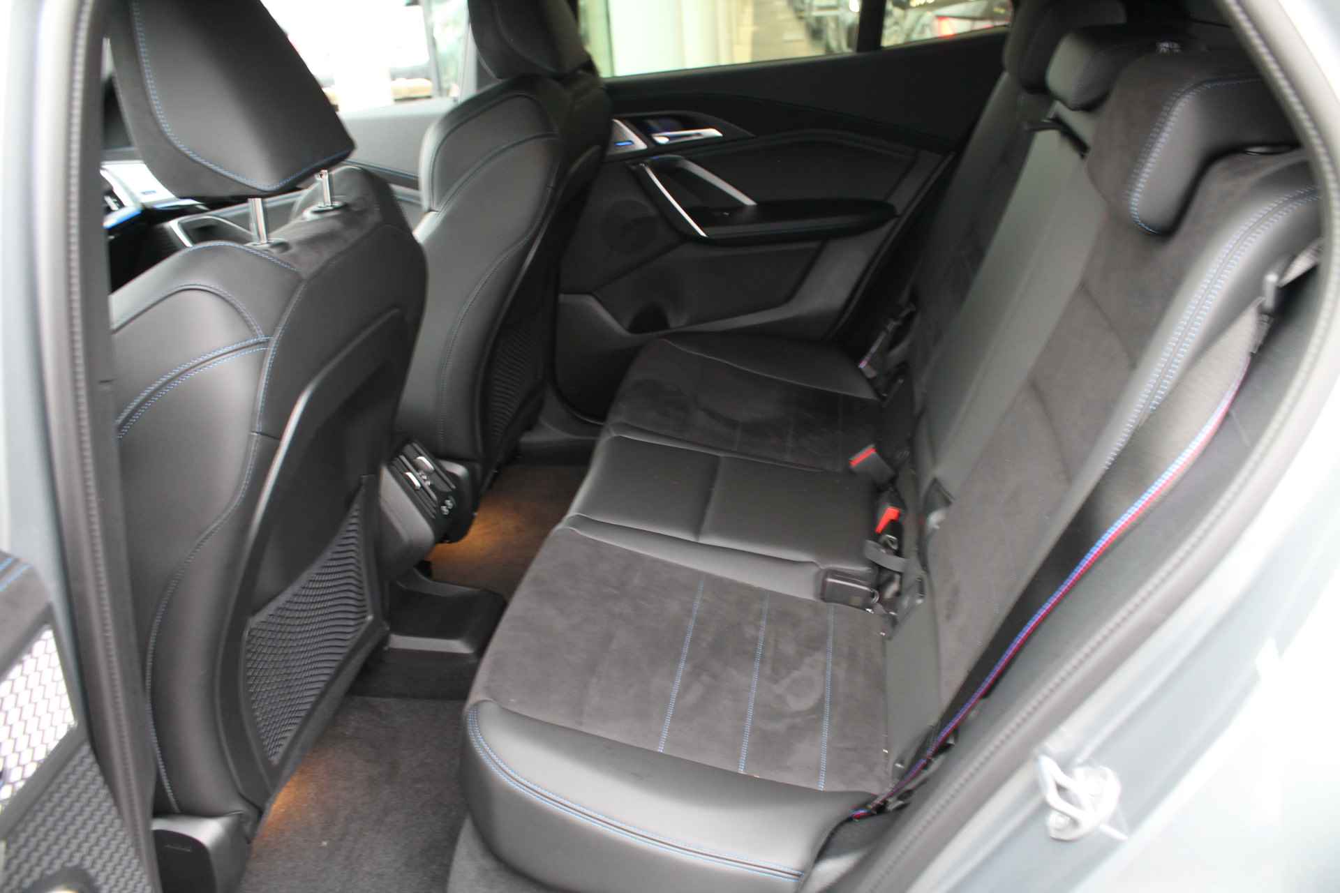 BMW iX2 eDrive20 High Executive M Sport / Trekhaak / M Adaptief onderstel / Sportstoelen / Stoelverwarming / Adaptieve LED / Parking Assistant Plus / Head-Up / Harman Kardon - 15/21