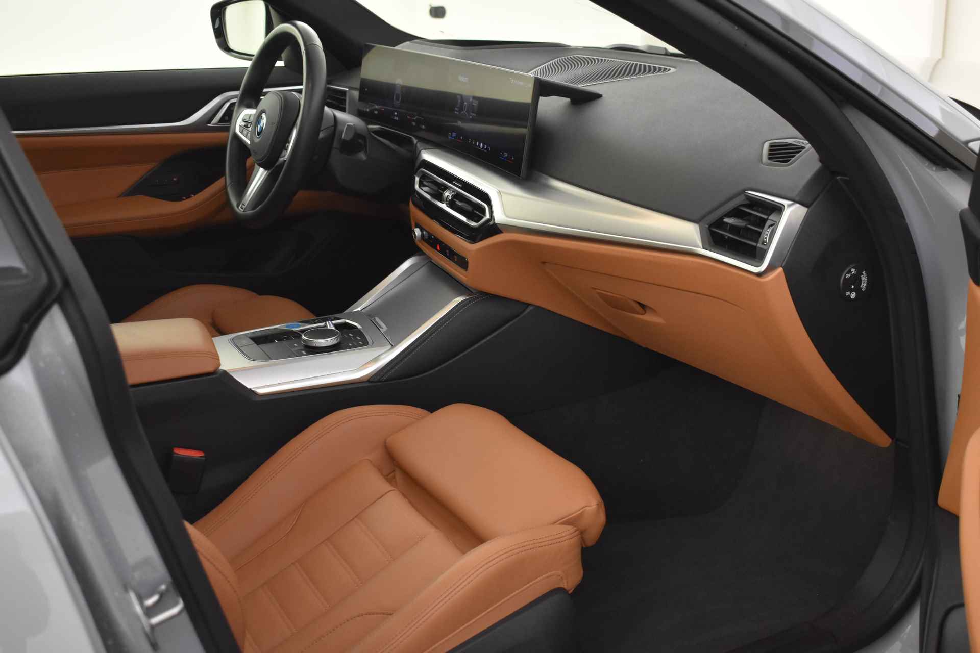 BMW i4 eDrive40 High Executive M Sport / Schuif-kanteldak / Trekhaak / M Sportstoelen / Parking Assistant / Live Cockpit Professional / Stoelverwarming - 21/34