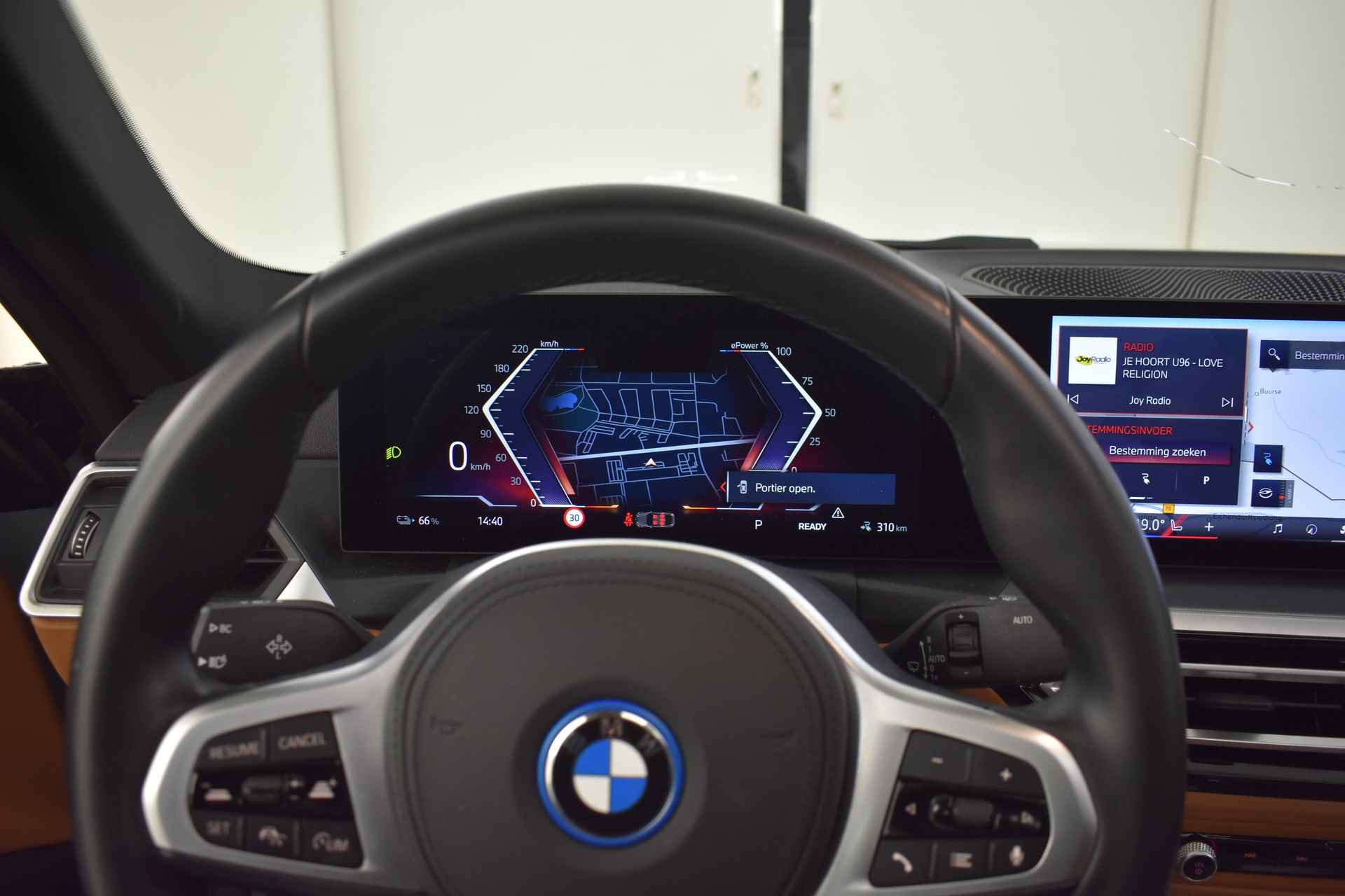 BMW i4 eDrive40 High Executive M Sport / Schuif-kanteldak / Trekhaak / M Sportstoelen / Parking Assistant / Live Cockpit Professional / Stoelverwarming - 32/34