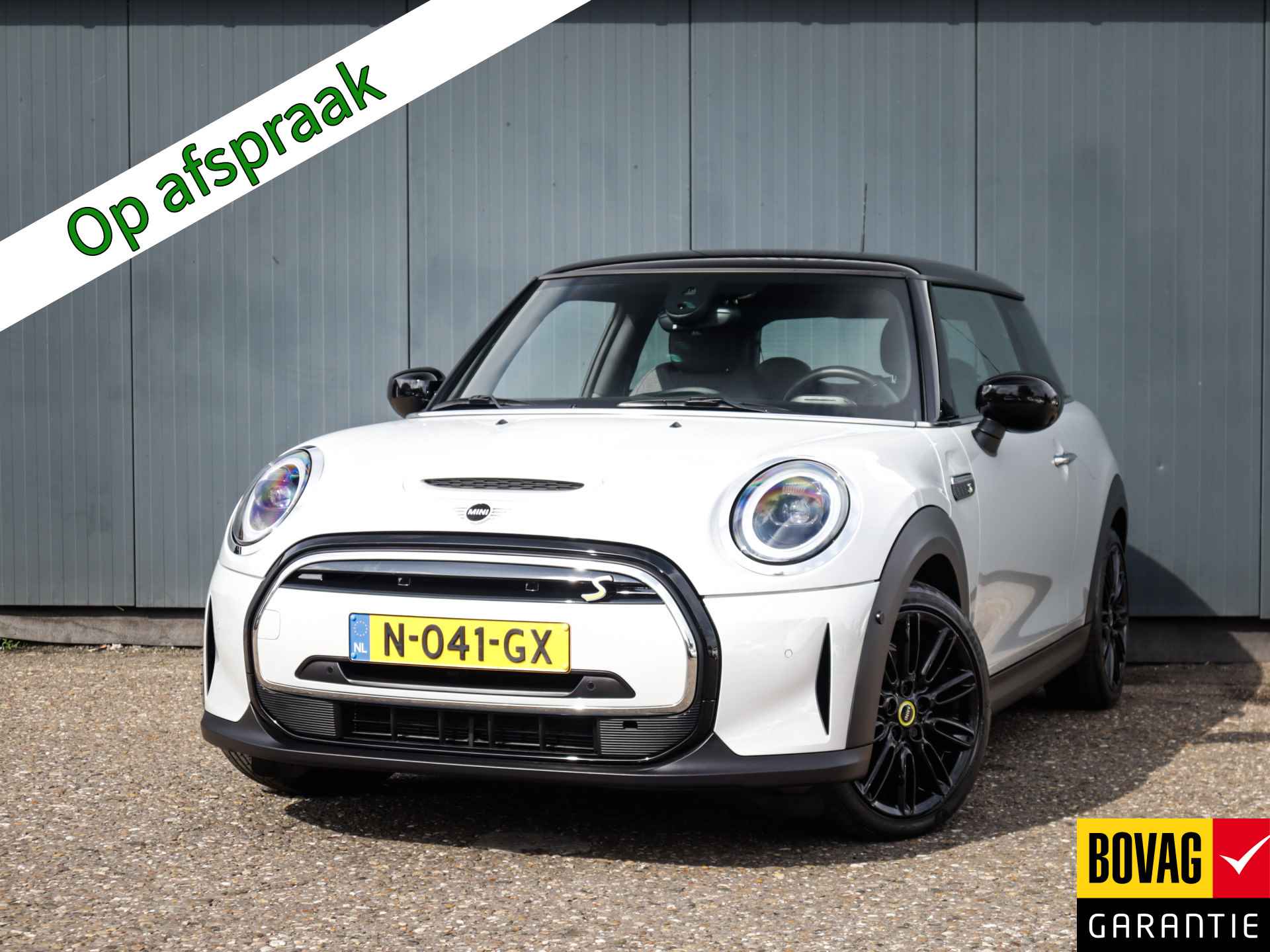 MINI Mini Electric Classic 33 kWh (184 PK) (Subsidie Mogelijk) 1e-Eig, Mini-Dealer-Onderh, 12-Mnd-BOVAG, NL-Auto, Leer, Alarm-Klasse-3, Navigatie/Apple-Carplay/Android-Auto, Adaptive-Cruisecontrol, Keyless-Entry, DAB, Achteruitrijcamera, Stoelverwarming, Parkeersensoren-V+A, Privacy-Glas - 1/41