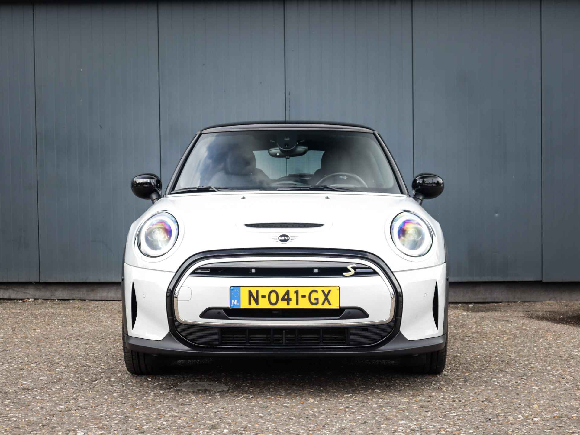 MINI Mini Electric Classic 33 kWh (184 PK) (Subsidie Mogelijk) 1e-Eig, Mini-Dealer-Onderh, 12-Mnd-BOVAG, NL-Auto, Leer, Alarm-Klasse-3, Navigatie/Apple-Carplay/Android-Auto, Adaptive-Cruisecontrol, Keyless-Entry, DAB, Achteruitrijcamera, Stoelverwarming, Parkeersensoren-V+A, Privacy-Glas - 35/41