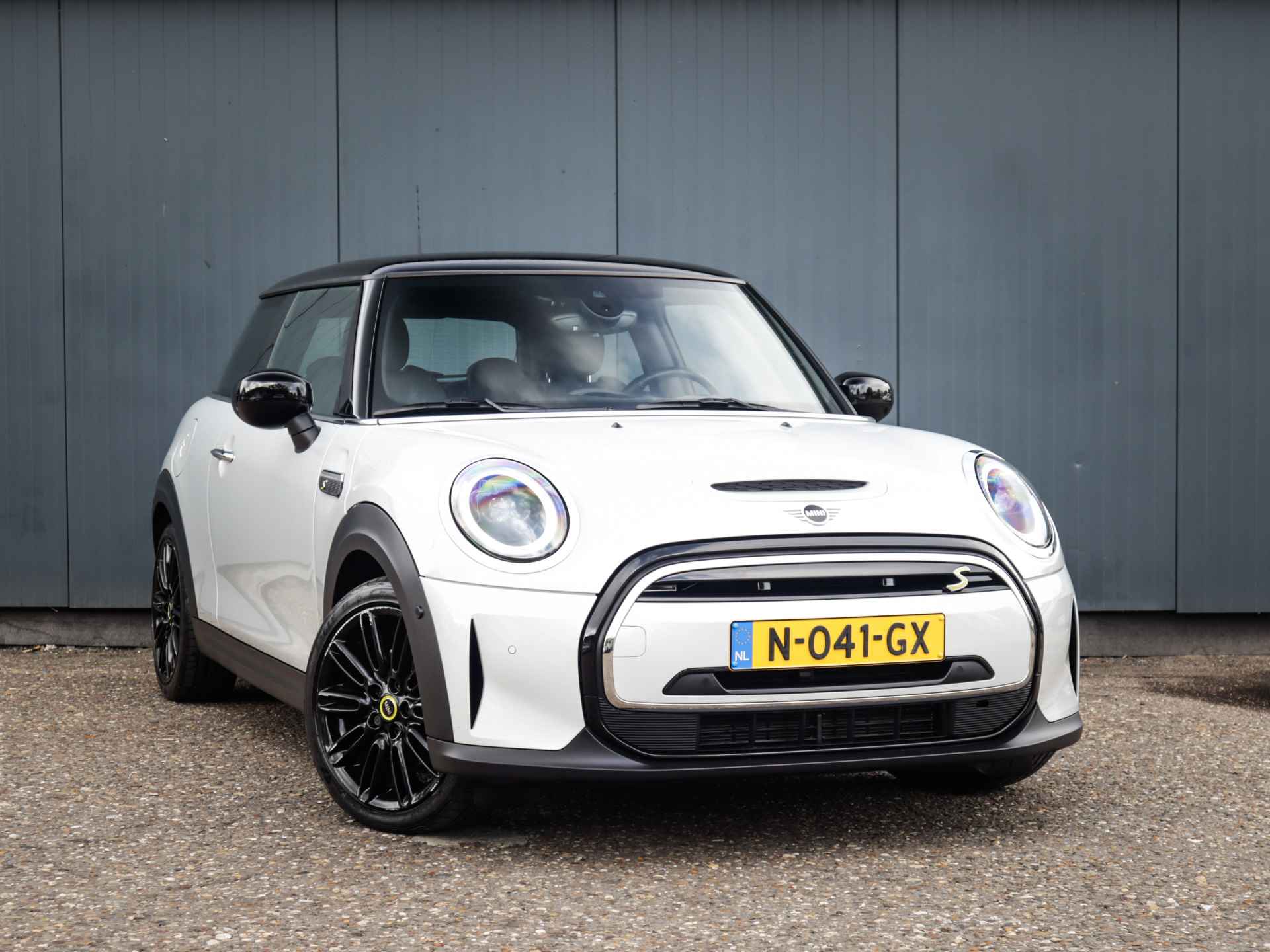 MINI Mini Electric Classic 33 kWh (184 PK) (Subsidie Mogelijk) 1e-Eig, Mini-Dealer-Onderh, 12-Mnd-BOVAG, NL-Auto, Leer, Alarm-Klasse-3, Navigatie/Apple-Carplay/Android-Auto, Adaptive-Cruisecontrol, Keyless-Entry, DAB, Achteruitrijcamera, Stoelverwarming, Parkeersensoren-V+A, Privacy-Glas - 36/41