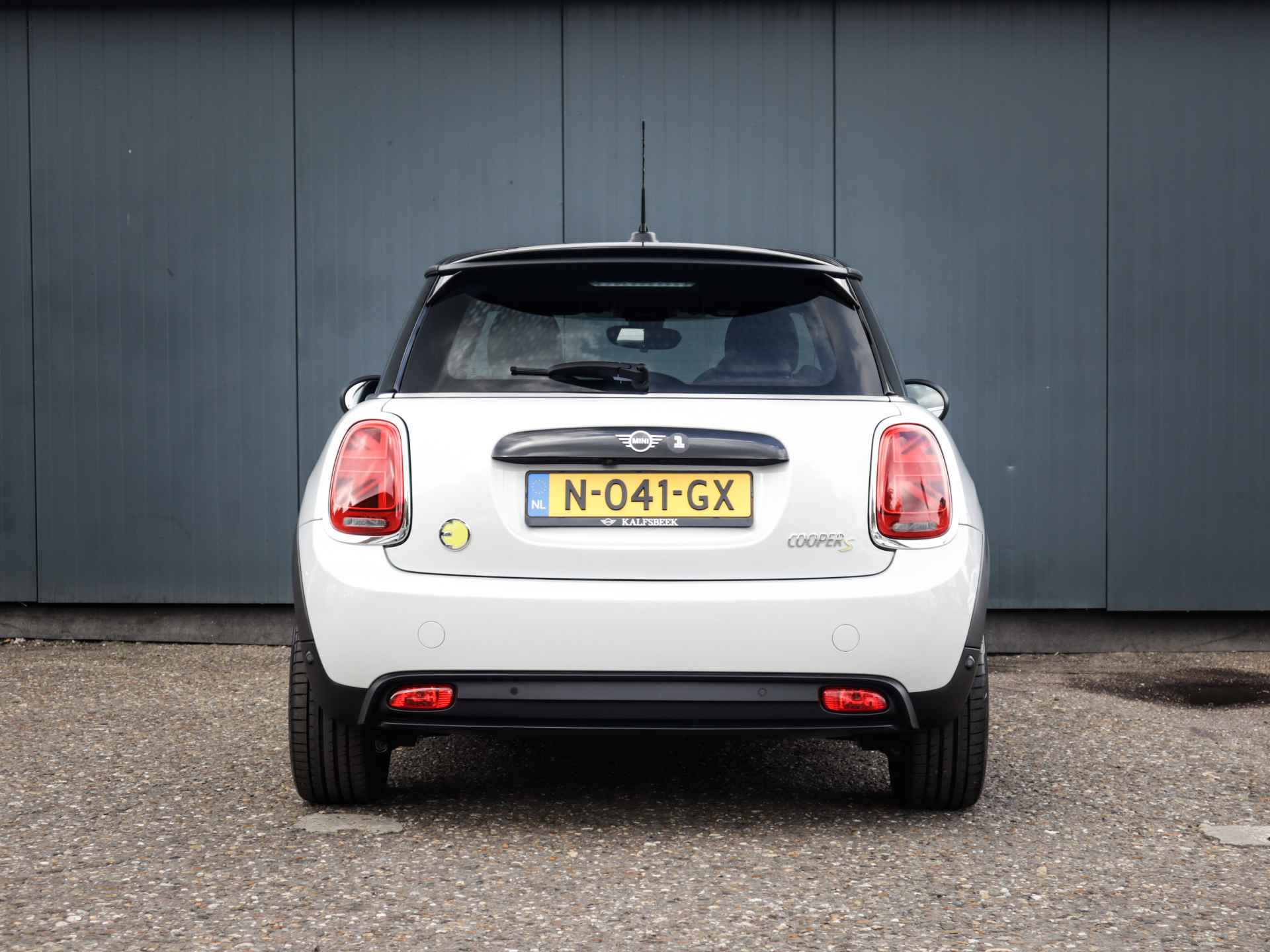 MINI Mini Electric Classic 33 kWh (184 PK) (Subsidie Mogelijk) 1e-Eig, Mini-Dealer-Onderh, 12-Mnd-BOVAG, NL-Auto, Leer, Alarm-Klasse-3, Navigatie/Apple-Carplay/Android-Auto, Adaptive-Cruisecontrol, Keyless-Entry, DAB, Achteruitrijcamera, Stoelverwarming, Parkeersensoren-V+A, Privacy-Glas - 37/41