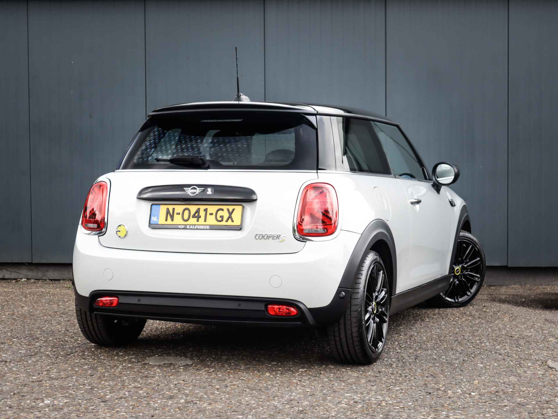 MINI Mini Electric Cooper S 33 kWh (184 PK) (Subsidie Mogelijk) 1e-Eig, Mini-Dealer-Onderh, 12-Mnd-BOVAG, NL-Auto, Leer, Alarm-Klasse-3, Navigatie/Apple-Carplay/Android-Auto, Adaptive-Cruisecontrol, Keyless-Entry, DAB, Achteruitrijcamera, Stoelverwarming, Parkeersensoren-V+A, Privacy-Glas - 4/41