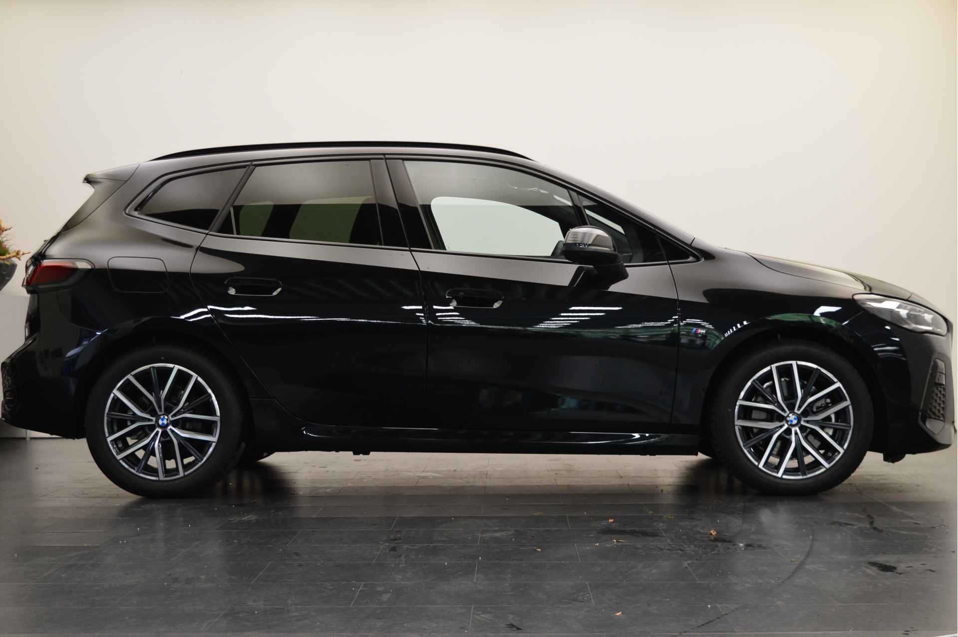 BMW 2 Serie Active Tourer 223i High Executive M Sport Automaat / Panoramadak / Sportstoelen / Adaptieve LED / Parking Assistant Plus / Adaptief M Onderstel / Comfort Access - 3/22