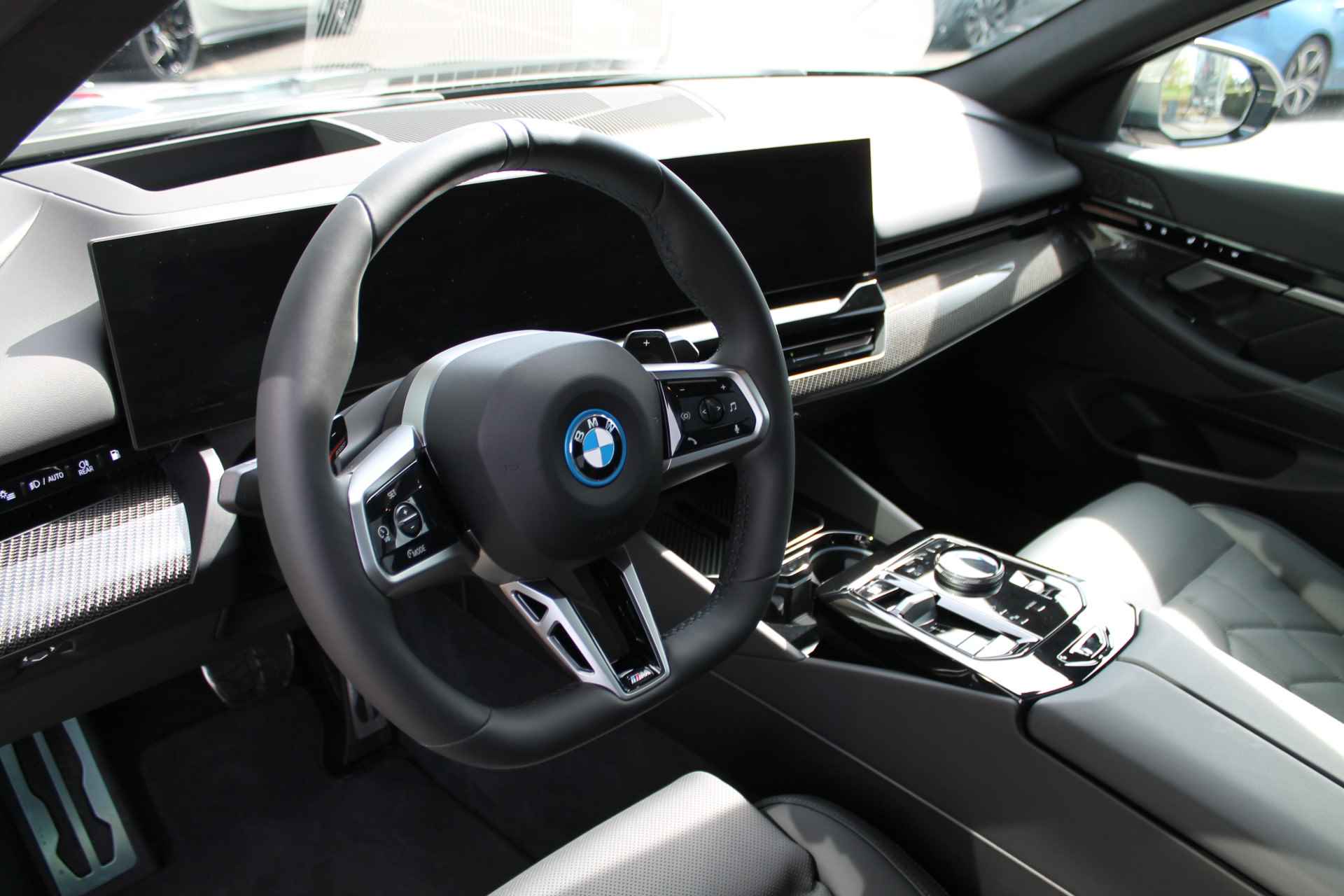 BMW 5 Serie 530e High Executive M Sport Automaat / Panoramadak / Trekhaak / Stoelventilatie / Stoelverwarming / Adaptieve LED / Harman Kardon / Parking Assistant Plus / Live Cockpit Professional - 4/23