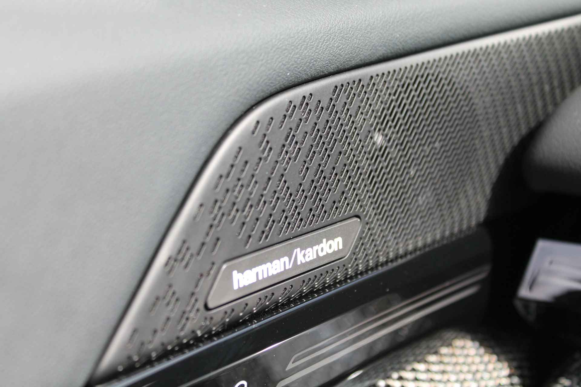 BMW 5 Serie 530e High Executive M Sport Automaat / Panoramadak / Trekhaak / Stoelventilatie / Stoelverwarming / Adaptieve LED / Harman Kardon / Parking Assistant Plus / Live Cockpit Professional - 18/23
