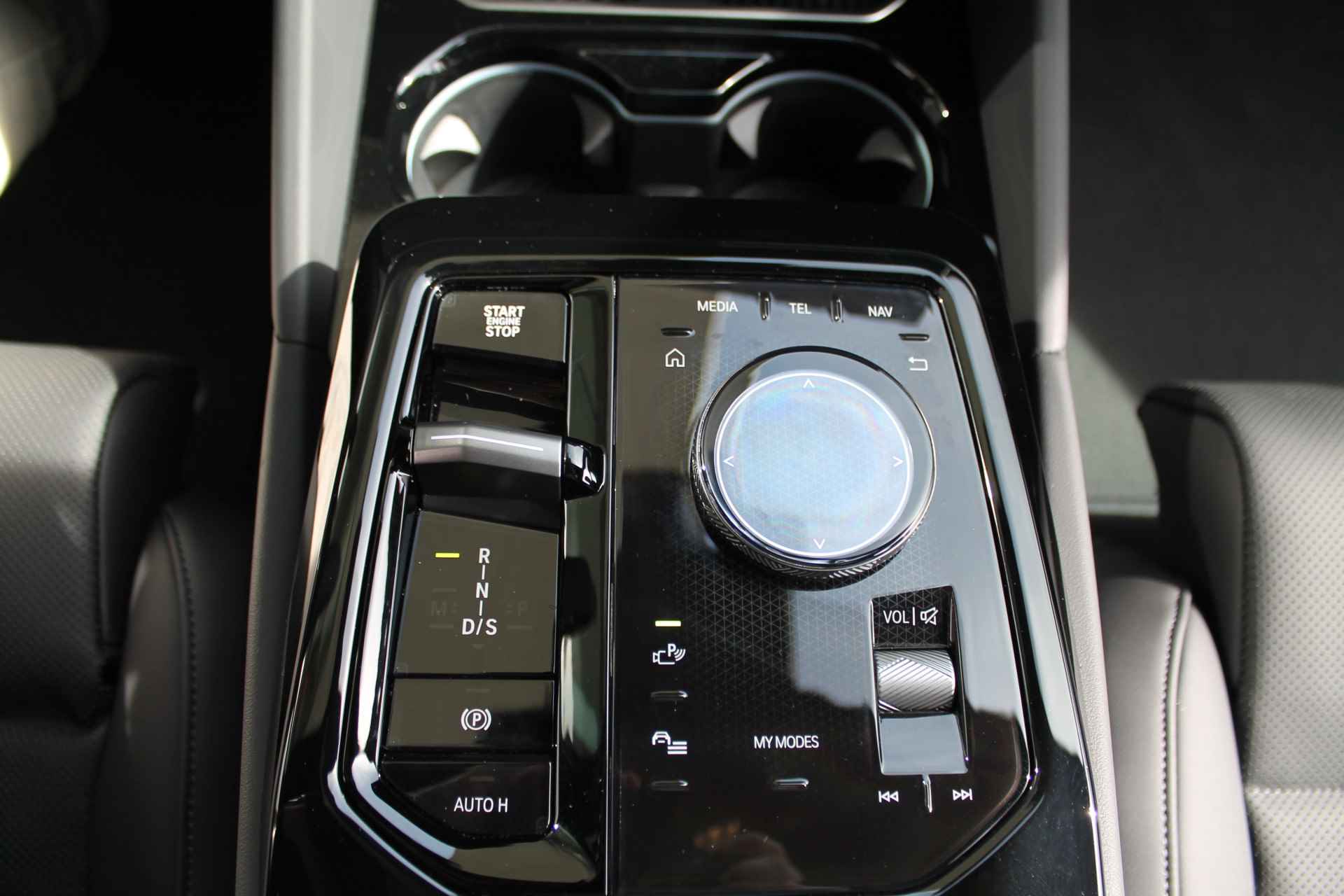 BMW 5 Serie 530e High Executive M Sport Automaat / Panoramadak / Trekhaak / Stoelventilatie / Stoelverwarming / Adaptieve LED / Harman Kardon / Parking Assistant Plus / Live Cockpit Professional - 19/23