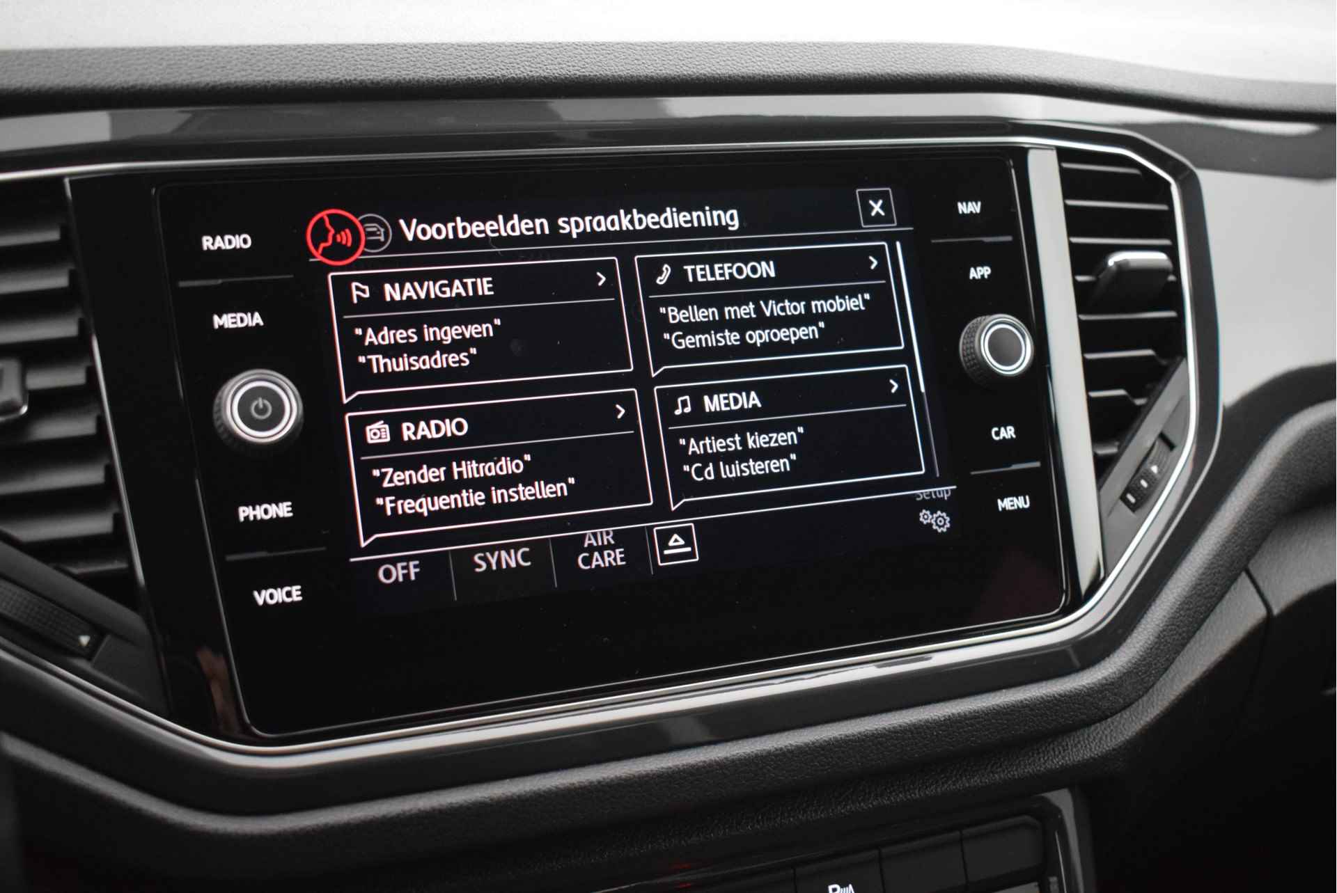 Volkswagen T-Roc 1.5 TSI 150pk DSG R-Line Sport Trekhaak Keyless Stoelverwarming Virtual Cockpit Navigatie - 30/49