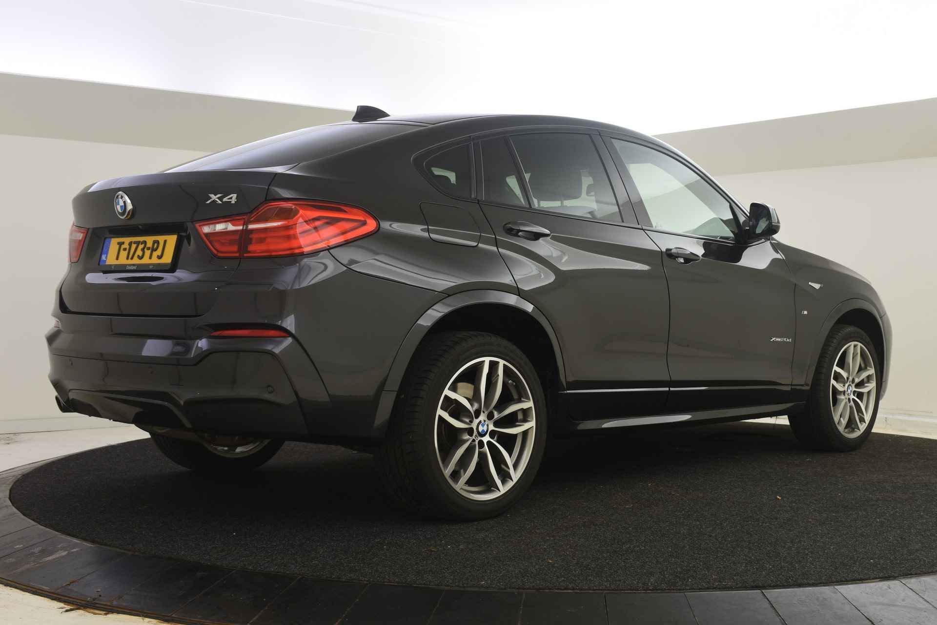 BMW X4 xDrive20d High Executive M Sport Automaat / Trekhaak / Sportstoelen / Stoelverwarming / Achteruitrijcamera / Xenon / Cruise Control / Navigatie Professional - 3/39