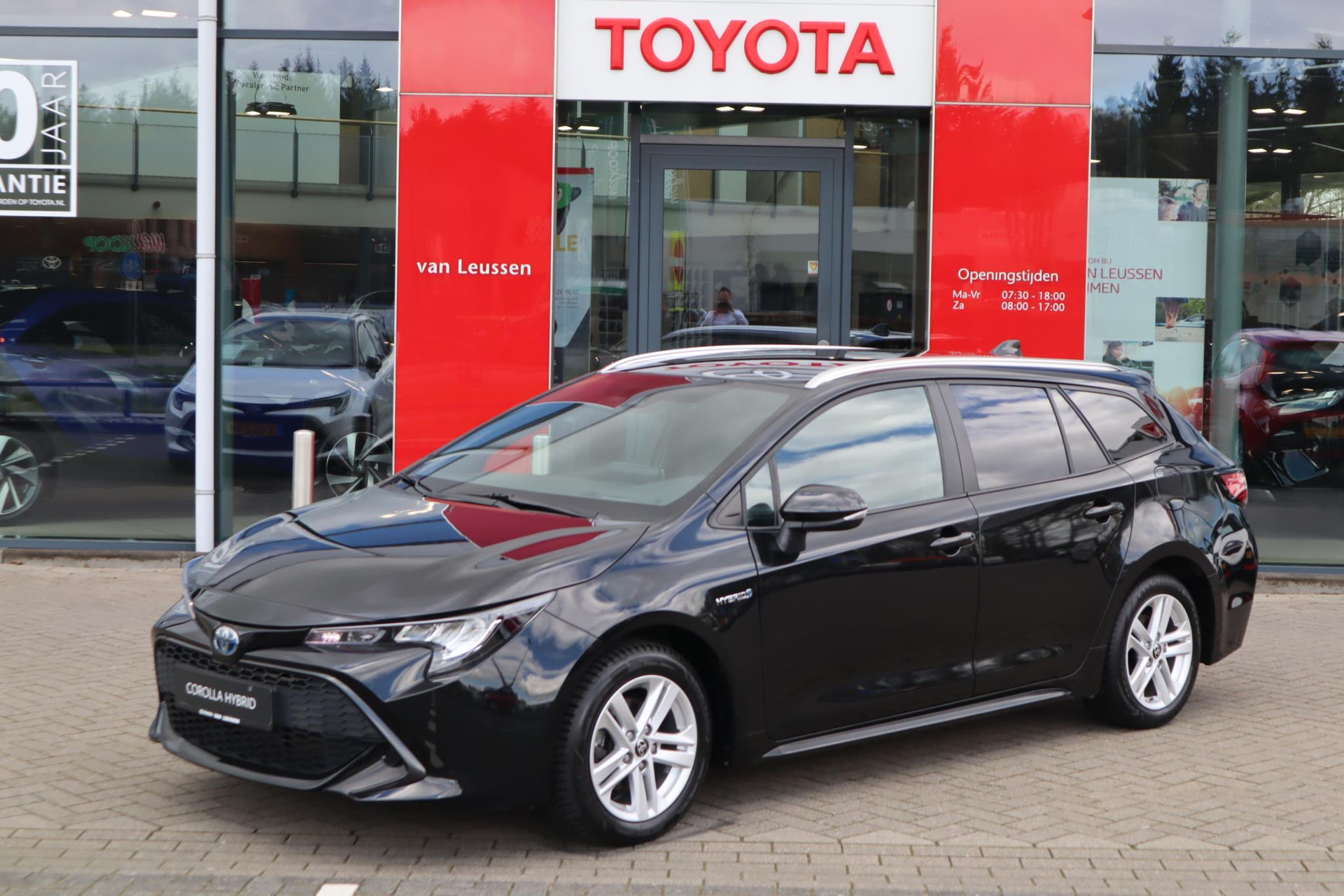 Toyota Corolla Touring Sports 1.8 Hybrid Dynamic APPLE/ANDROID STOEL/STUURVERW. CAMERA AD-CRUISE PRIVACY-GLASS LM-VELGEN bij viaBOVAG.nl
