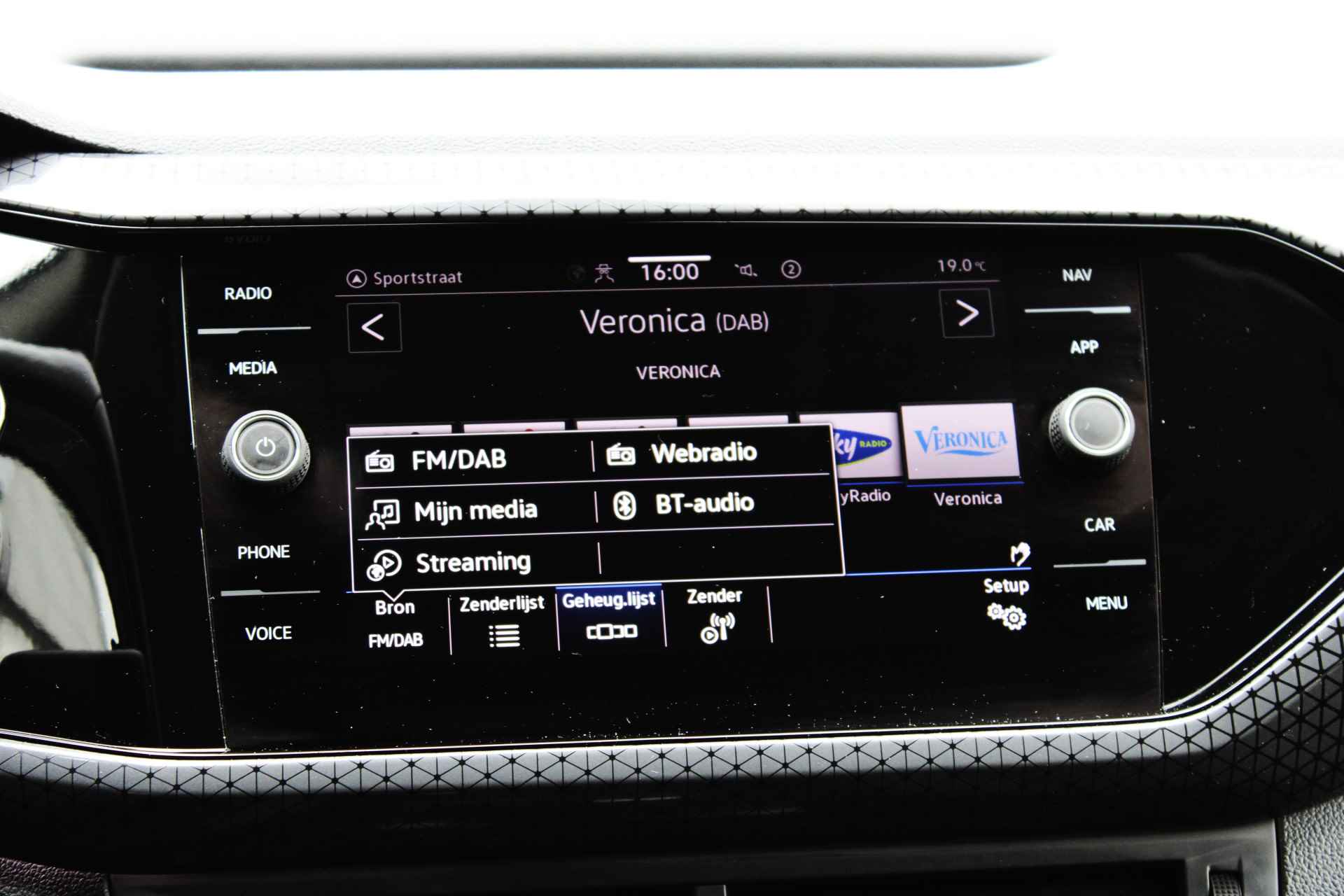 Volkswagen T-Cross Style 1.0 TSI 110 pk DSG | Navigatie | PDC v+a | 17"Lmv | Adaptive Cruise Control - 29/47