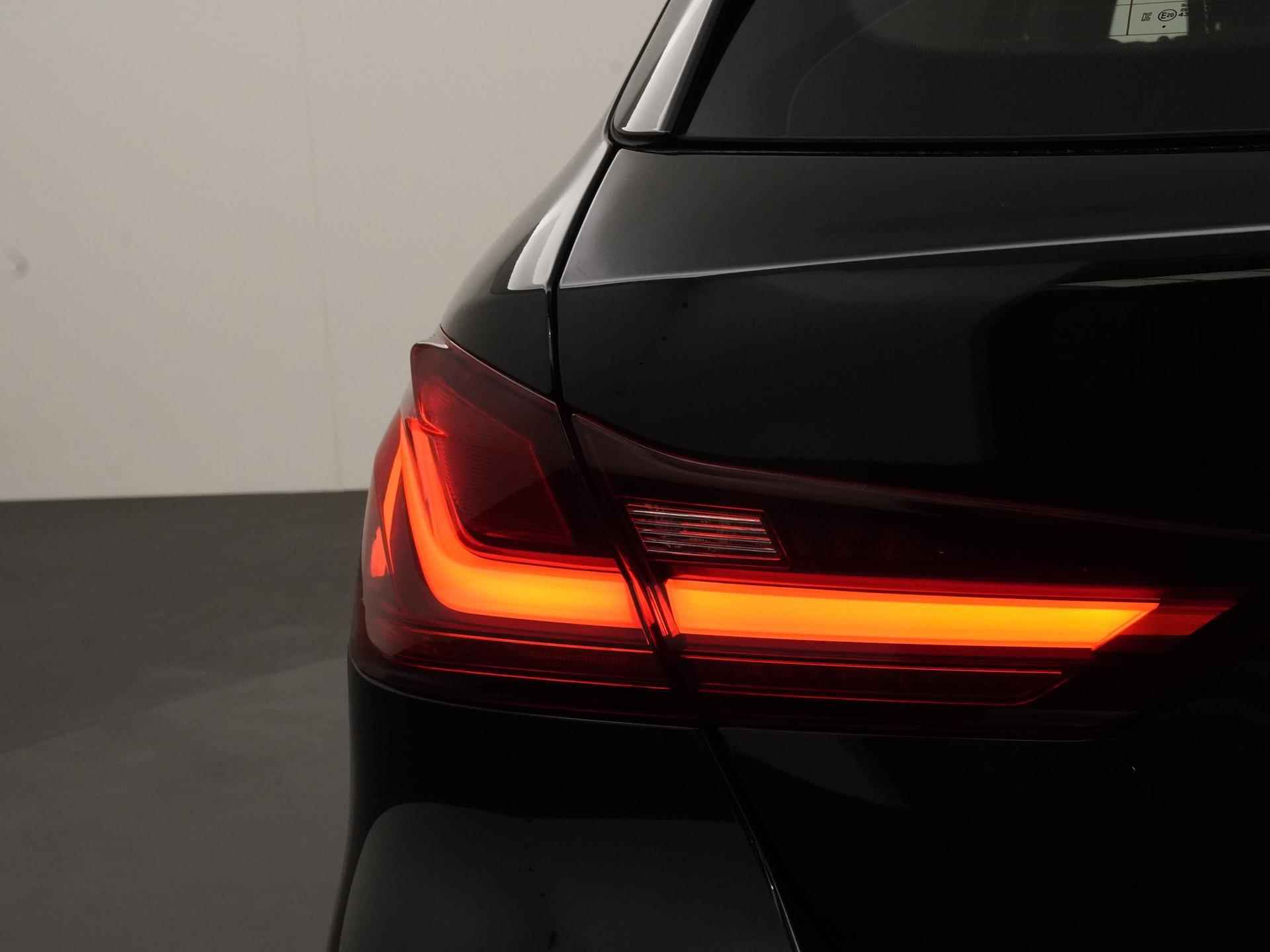 BMW 1-serie 118i Executive Sport Shadow Line | Panoramadak | Zondag Open! - 21/41