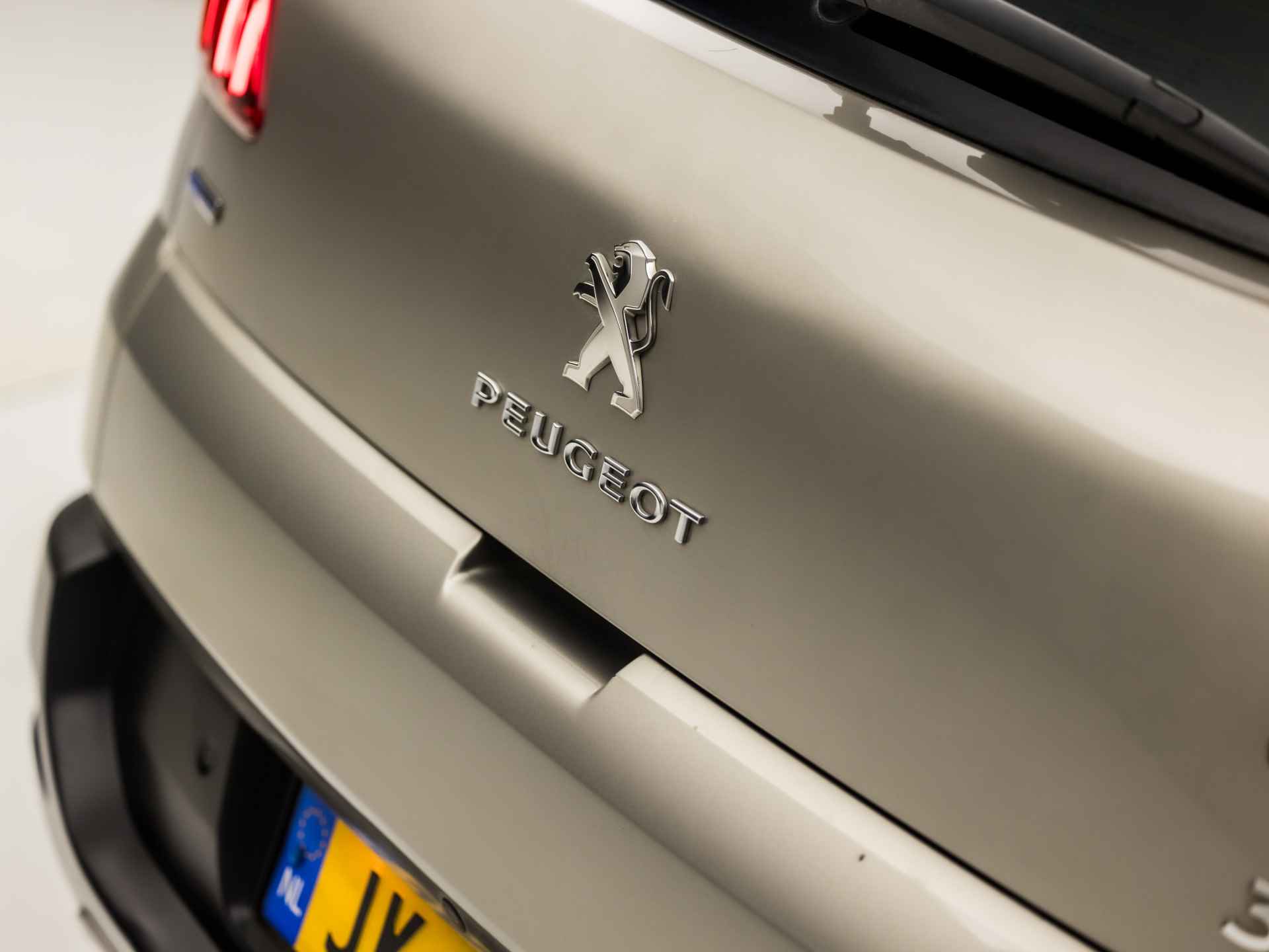 Peugeot 3008 1.2 PureTech Sport (NAVIGATIE, CLIMATE, CAMERA, GETINT GLAS, SPORTSTOELEN, TREKHAAK, CRUISE, PARKEERSENSOREN, NIEUWSTAAT) - 27/33