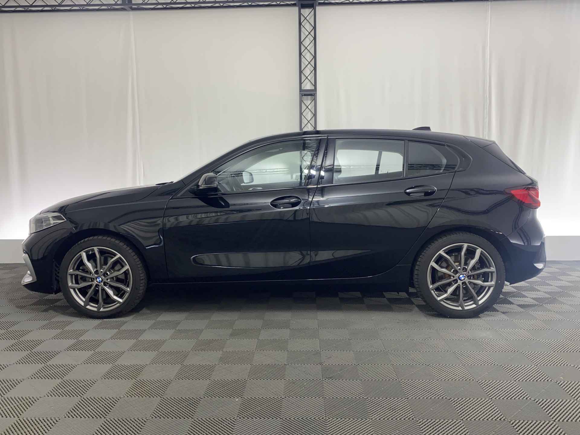 BMW 1-serie 120i High Executive Automaat | Apple Carplay | Navi | Pano-Dak | Head-up | Trekhaak | - 9/43