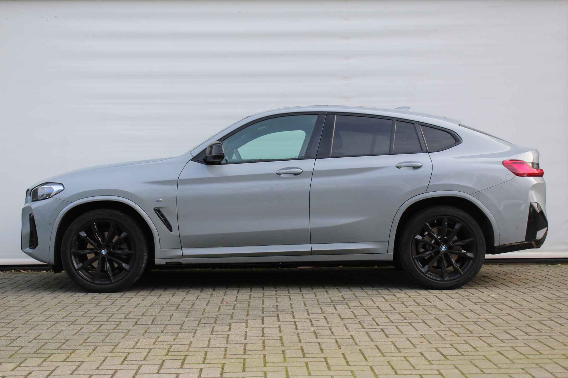 BMW X4 xDrive20i High Executive M Sport Automaat / Panoramadak / Sportstoelen / Stoelverwarming / Laserlight / Parking Assistant Plus / Live Cockpit Professional / Verwarmd stuurwiel - 3/30